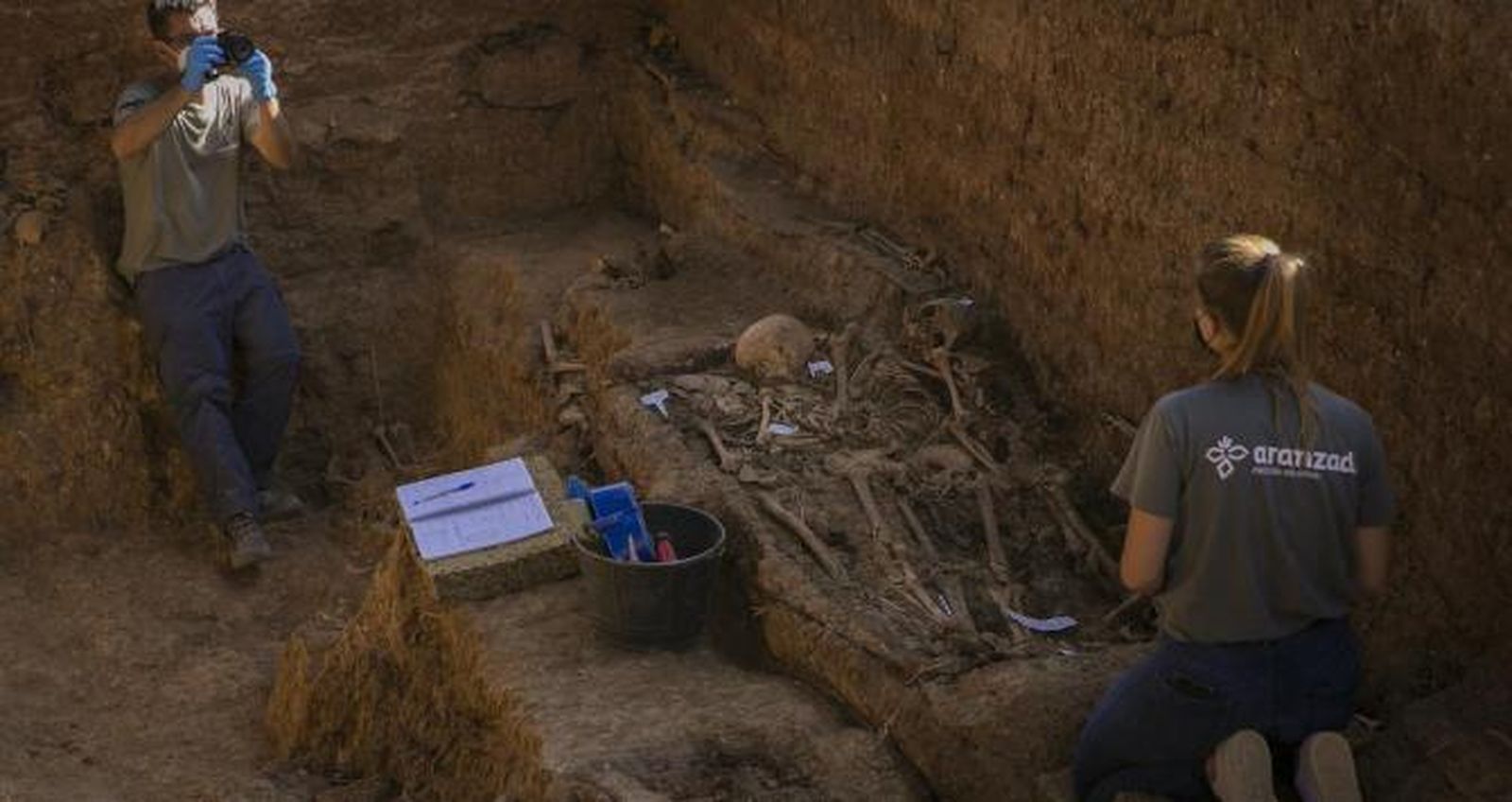 Personal técnico trabajando en una exhumación. EP. Archivo.