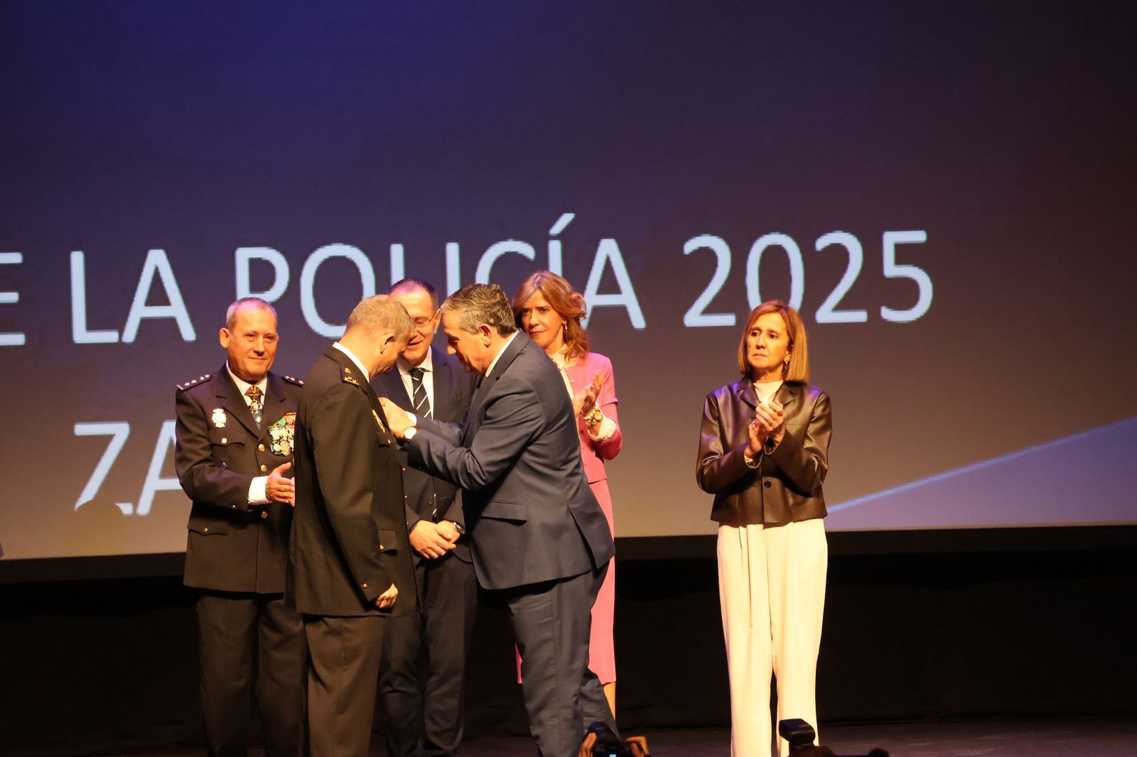 Ceremonia de imposición de condecoraciones a miembros de la Policía Nacional en honor a los Santos Ángeles Custodios