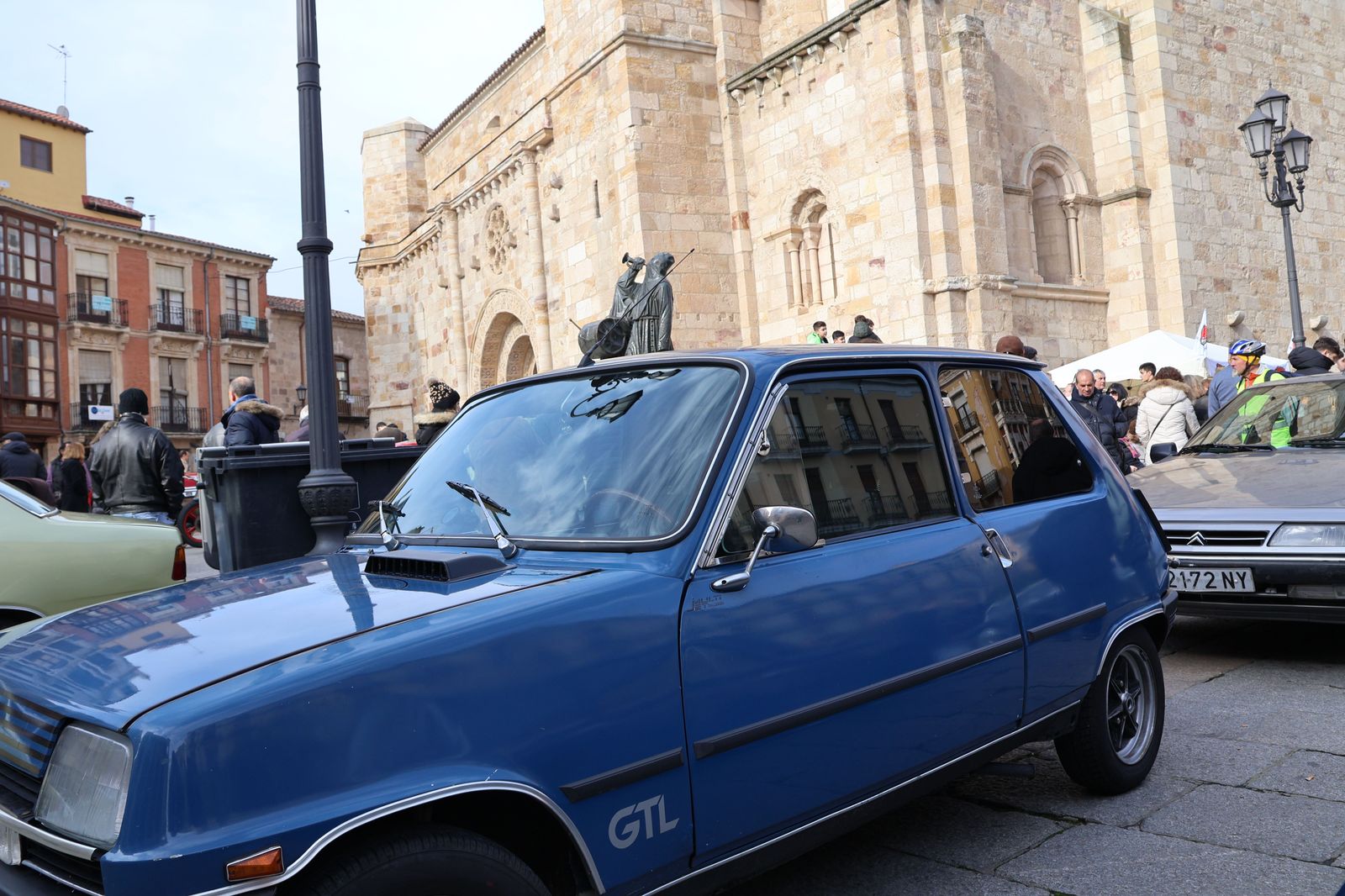 concentracion-de-coches-clasicos-en-la-plaza-mayor-4