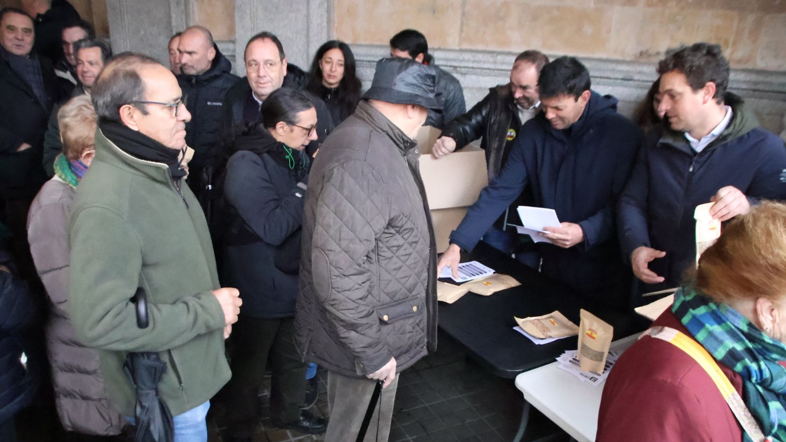 Largas colas por un paquete de lentejas y garbanzos en Gran Vía