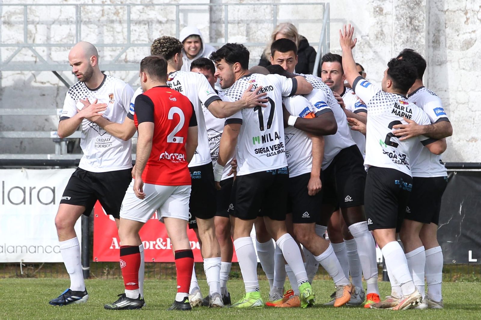 Los jugadores del Ciudad Rodrigo celebran un gol contra el Béjar Industrial