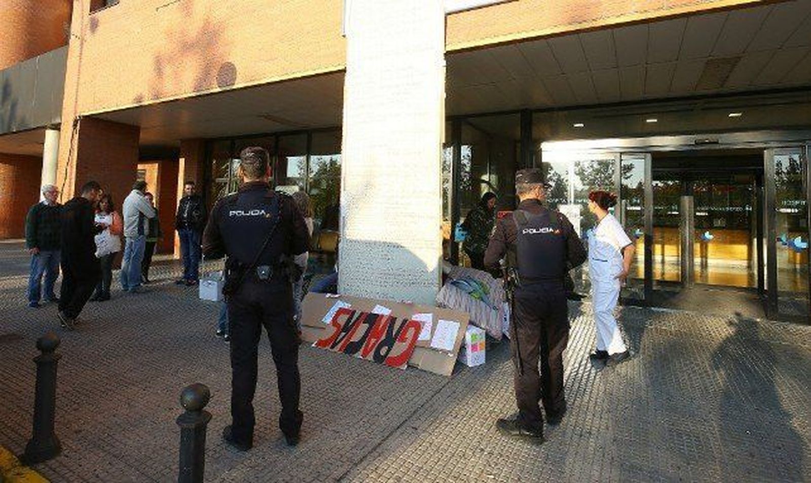 La Policía desaloja tras 58 días de protesta a los encerrados en el Hospital del Bierzo
