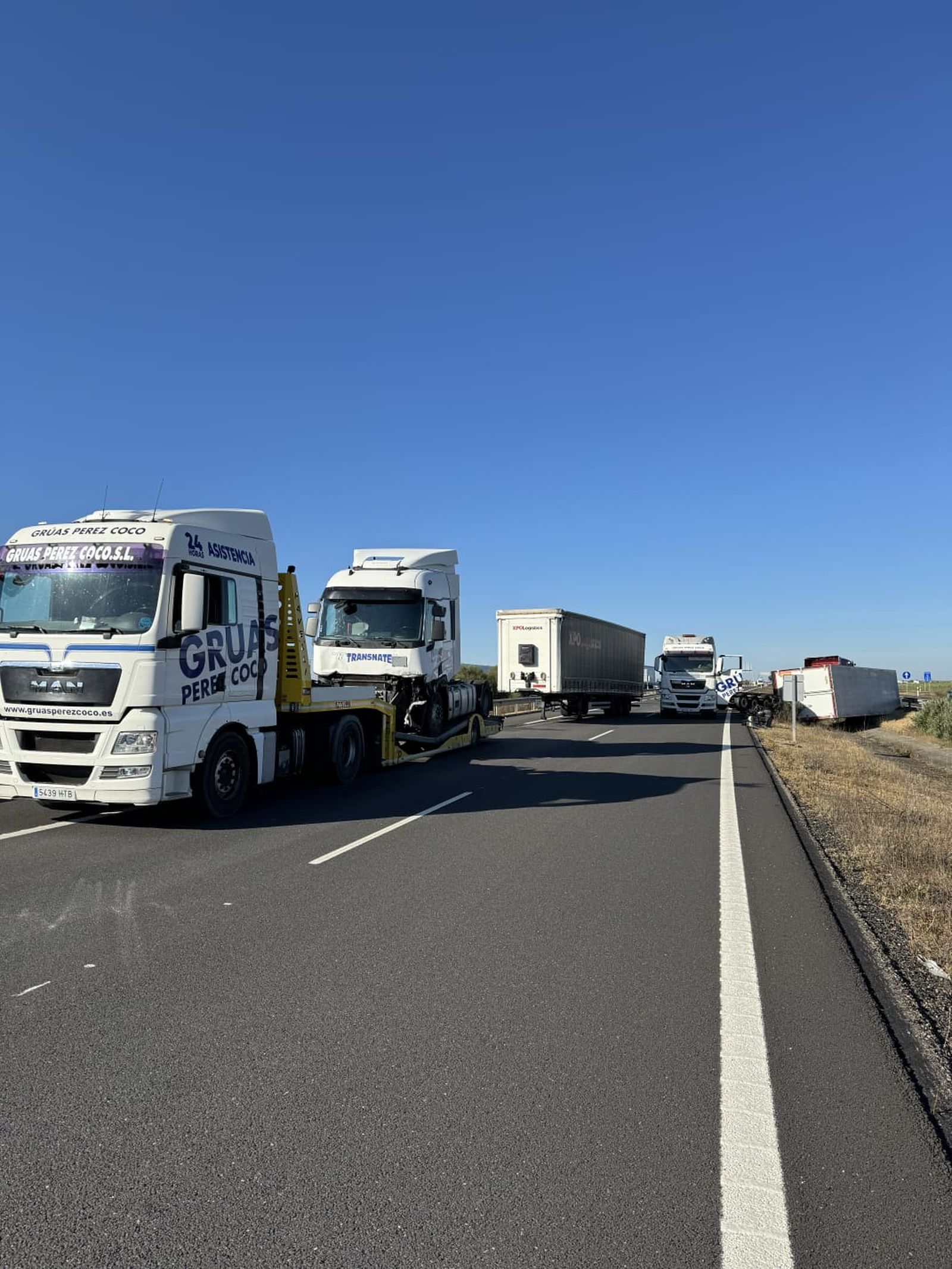 Camión volcado en la A-62