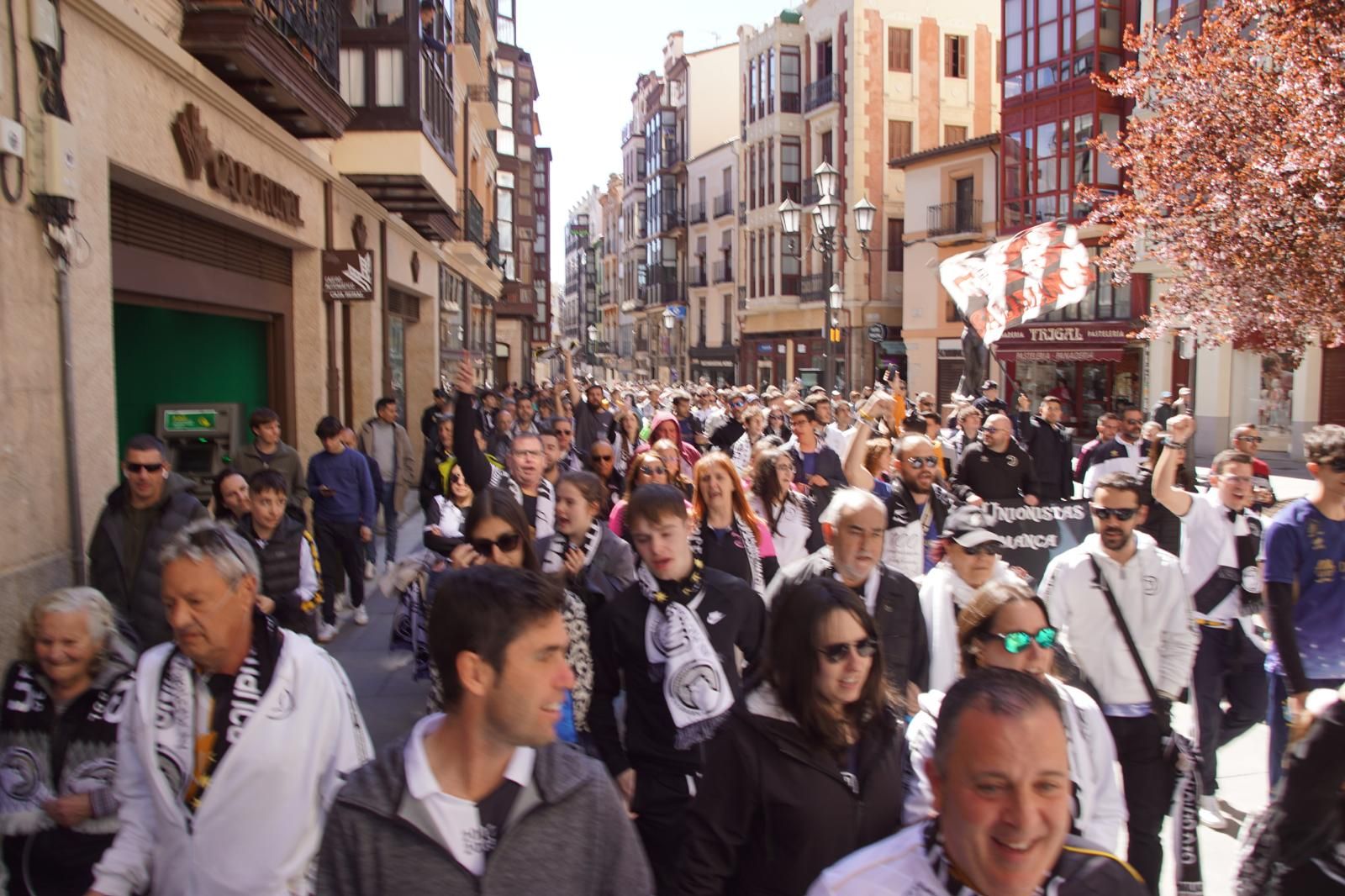 los-aficionados-de-unionistas-toman-las-calles-de-zamora-con-un-doble-corteo-20