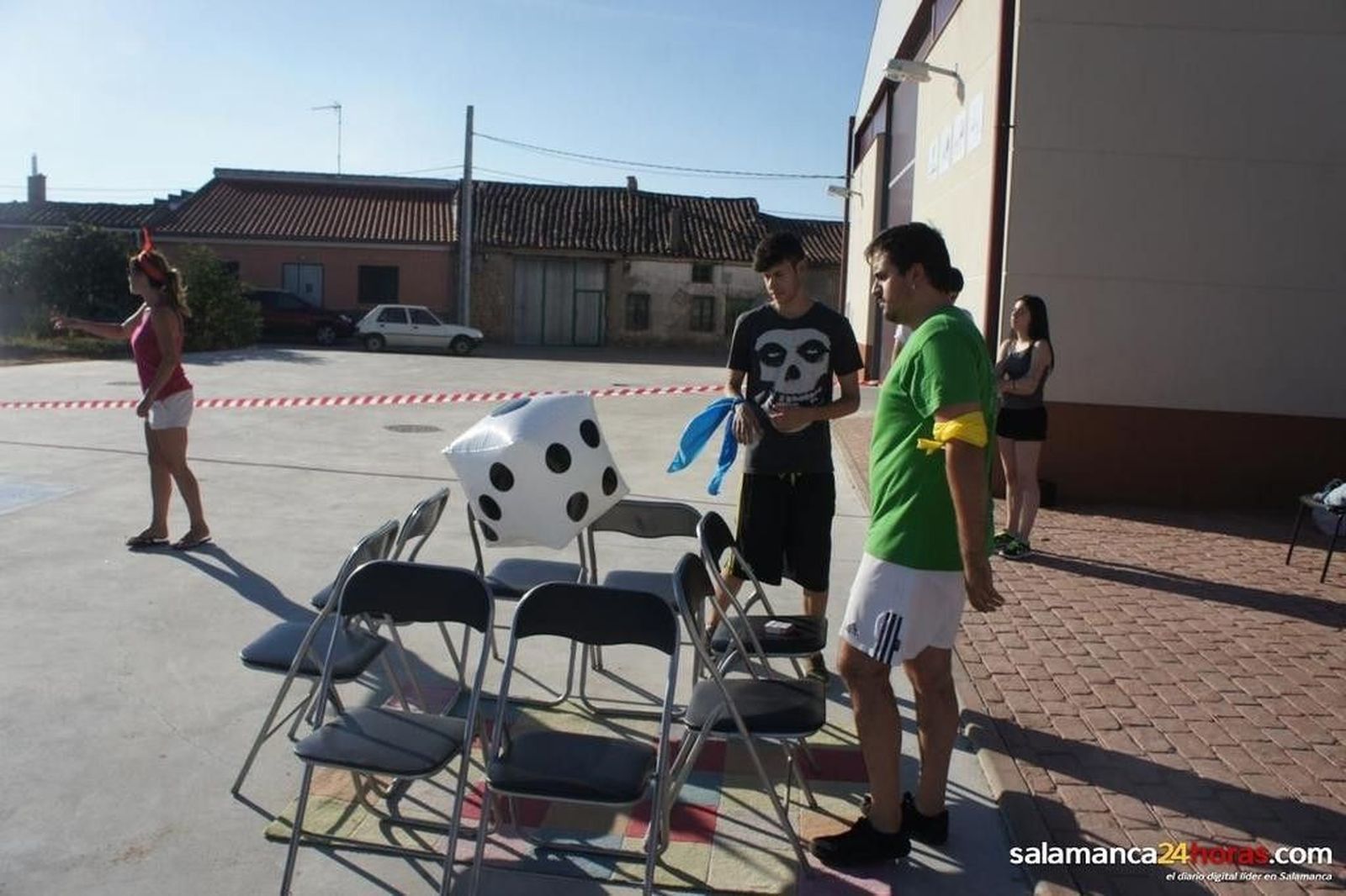 Fiestas en Pajares de La Laguna: Parchís gigante y concurso de dibujo