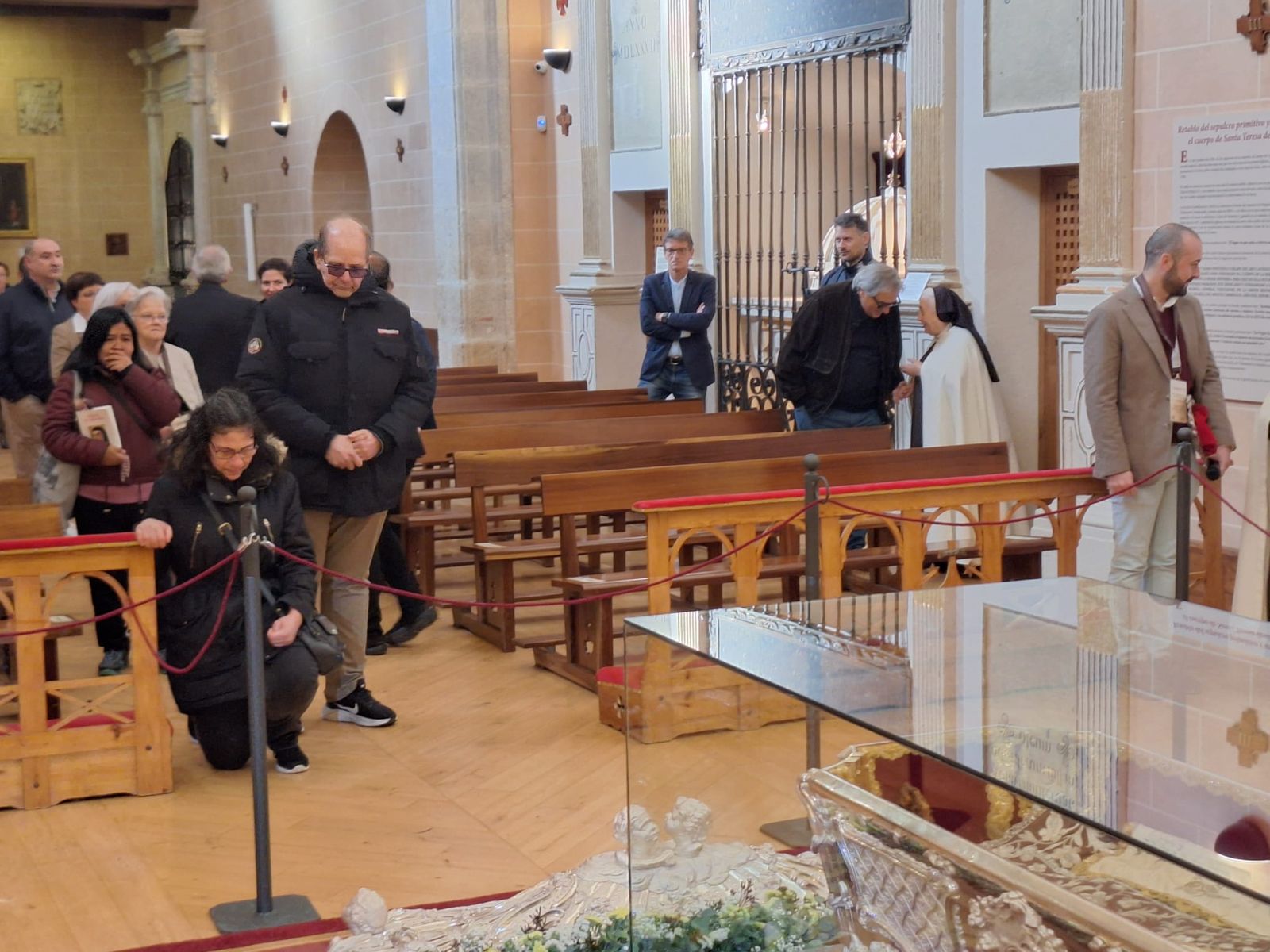 apertura-de-la-basilica-de-la-anunciacion-para-venerar-el-cuerpo-de-santa-teresa-en-alba-de-tormes-fotos-juanes-39