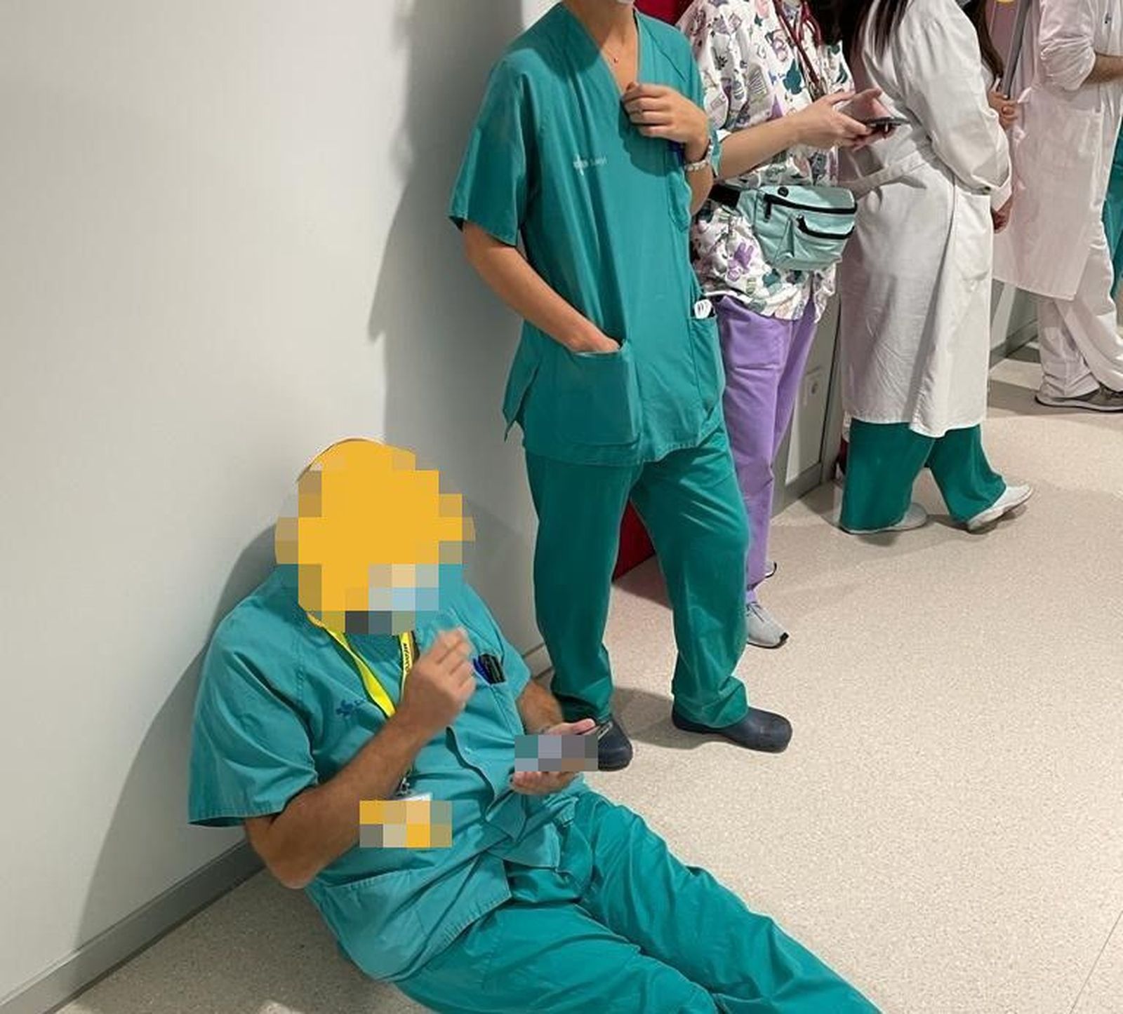 Médicos sentados esperando para acceder al comedor de guardia