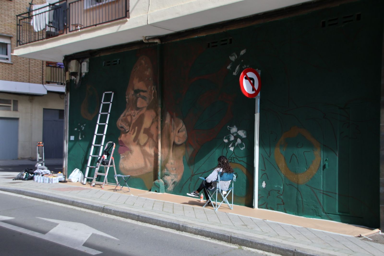 Los artistas de la Plaza del Oeste comienzan a pintar los murales