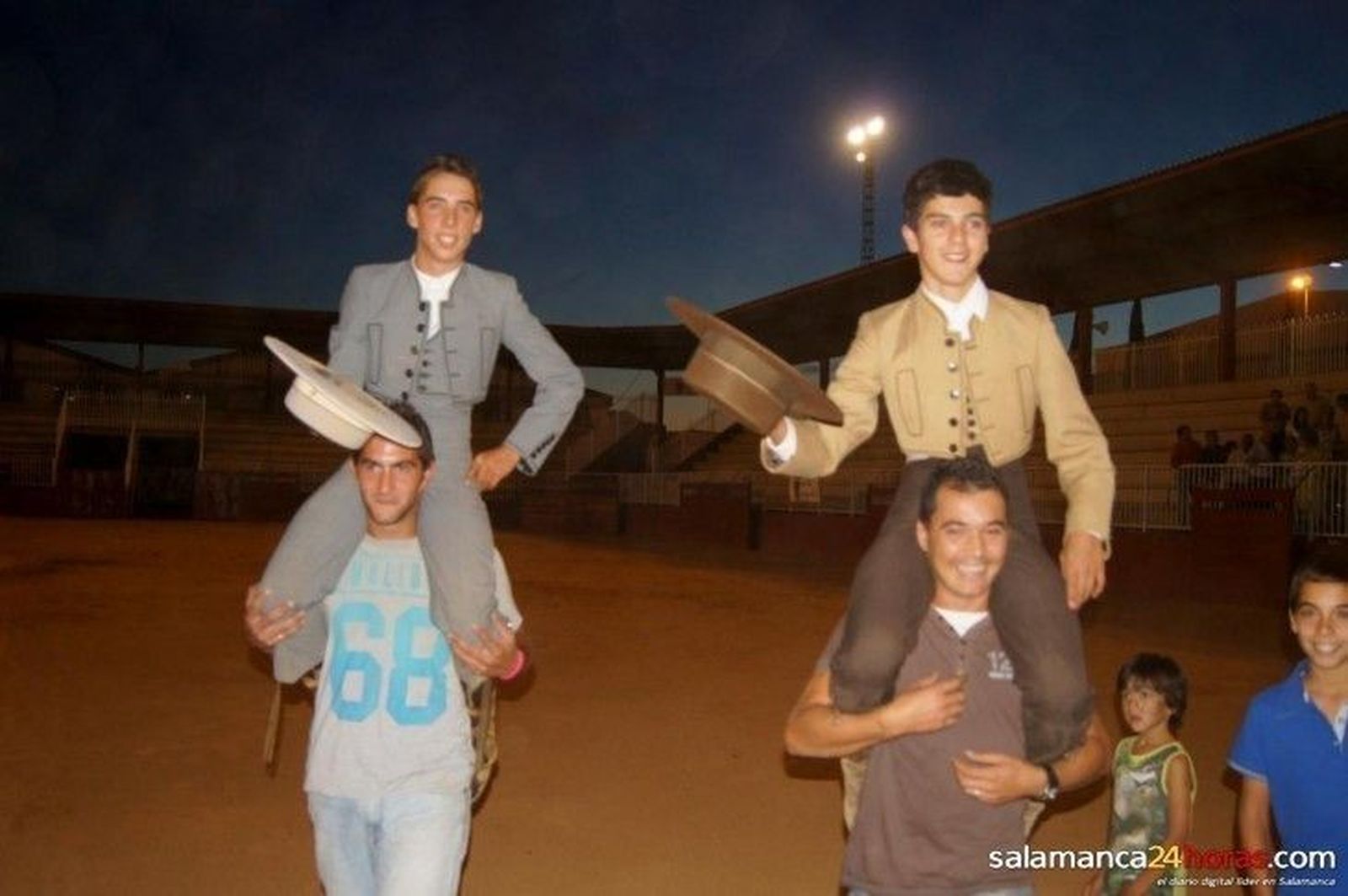 Manuel Martín y José Bonilla, a hombros en la feria Salamaq