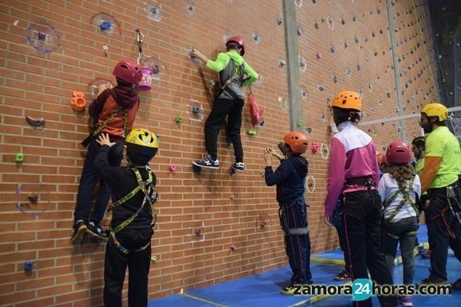 Decenas de niños se inician en la escalada gracias a la Agrupación Montañera y a la Territorial