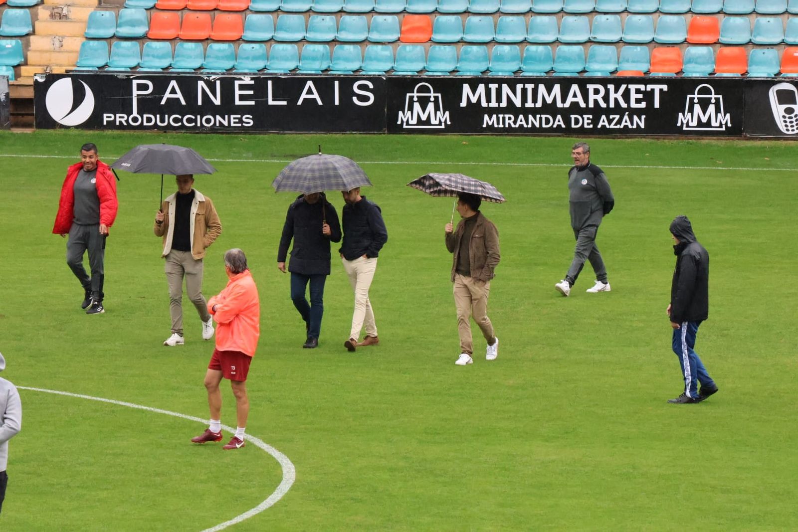 Los colegiados inspeccionan el césped del estadio Helmántico durante este domingo | FOTO ANDREA MATEOS
