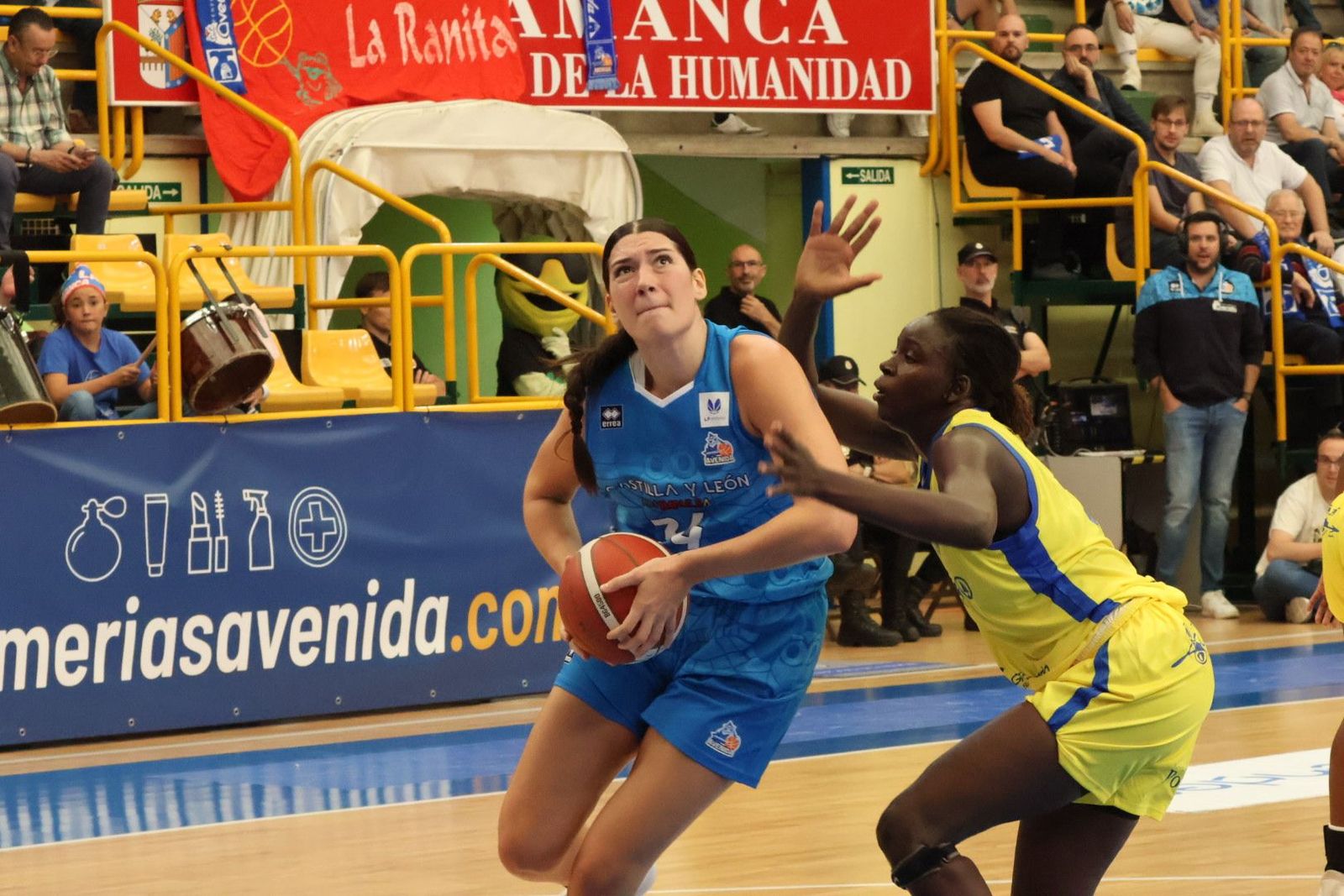 Fasoula brega bajo el aro ante Fall | FOTO ANDREA MATEOS