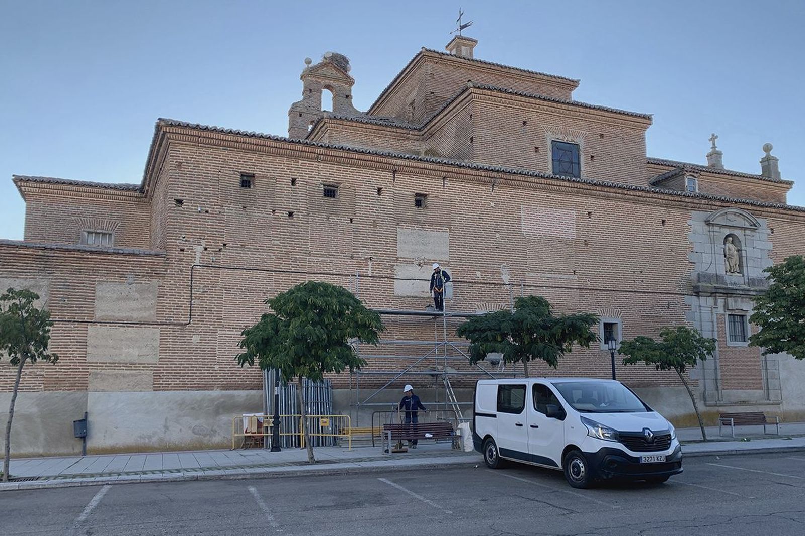 Comienzan las obras de la techumbre de la iglesia de las Madres Carmelitas.
