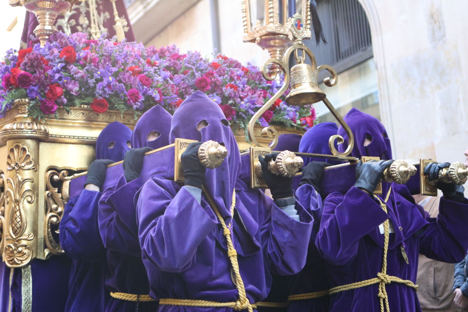 Jesús Rescatado procesiona en Salamanca con su nueva túnica y la atenta mirada de cientos de fieles