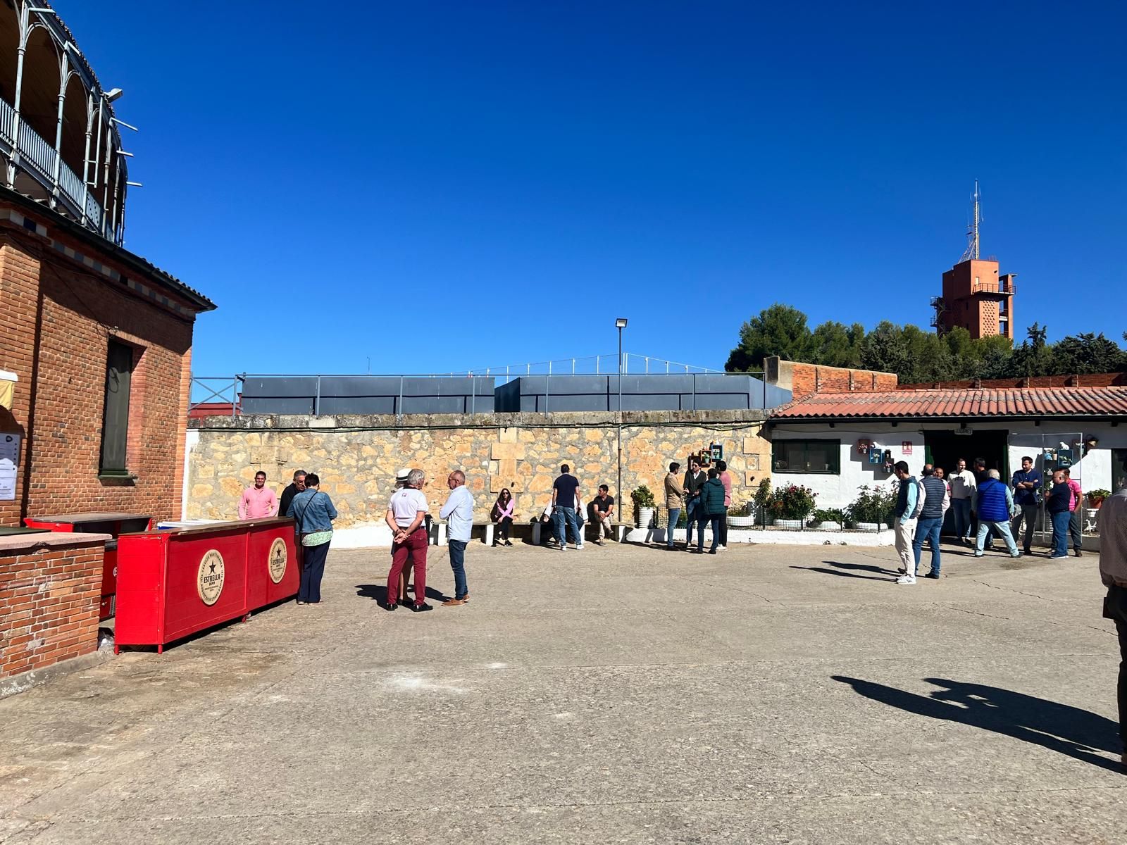 ambiente-durante-el-sorteo-de-los-toros-del-vellosino-en-la-glorieta-domingo-15-de-septiembre-de-2024-fotos-s24h-8