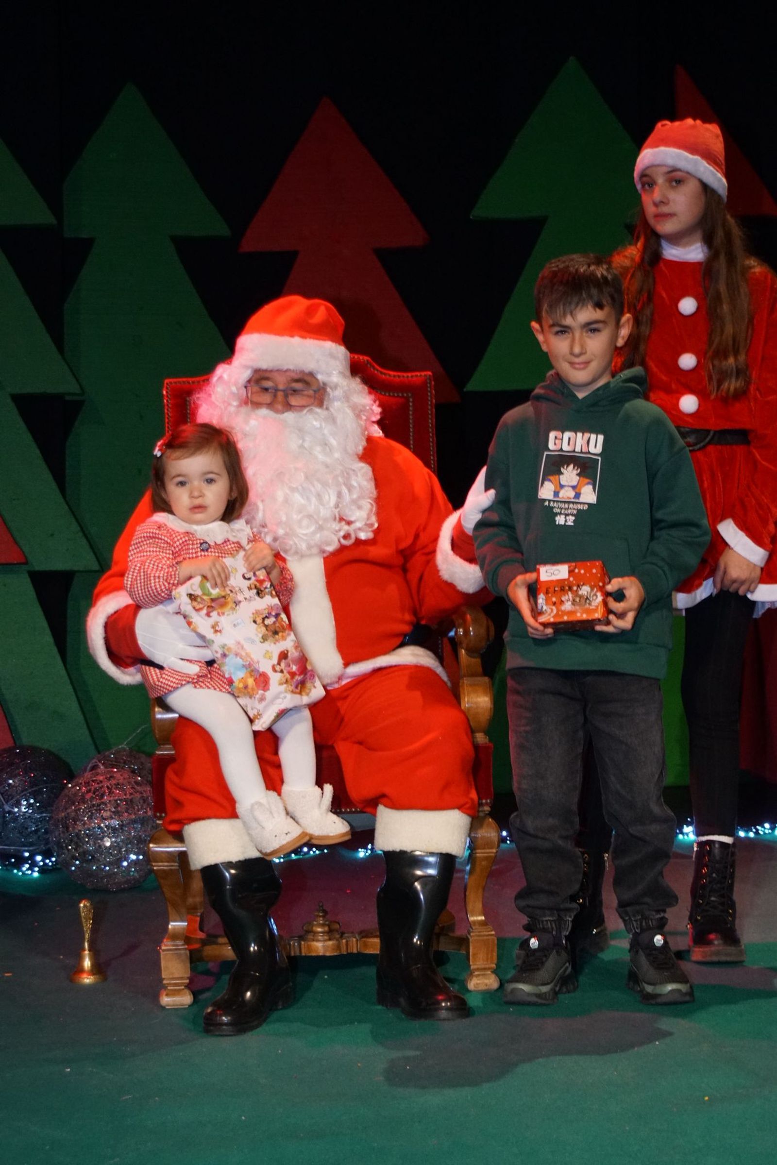 Papá Noel recorre las calles de Alba de Tormes y entrega regalos a los niños