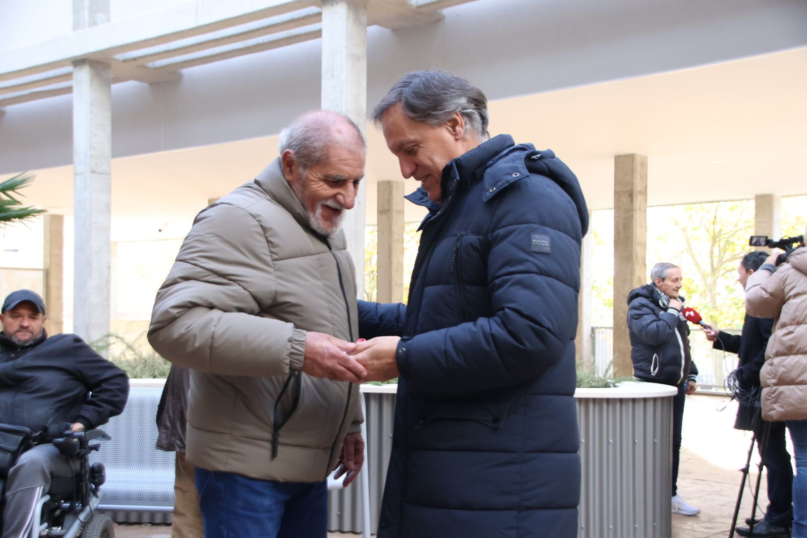 El alcalde de Salamanca, Carlos García Carbayo, entrega las llaves de la nueva promoción de viviendas protegidas en alquiler en Capuchinos