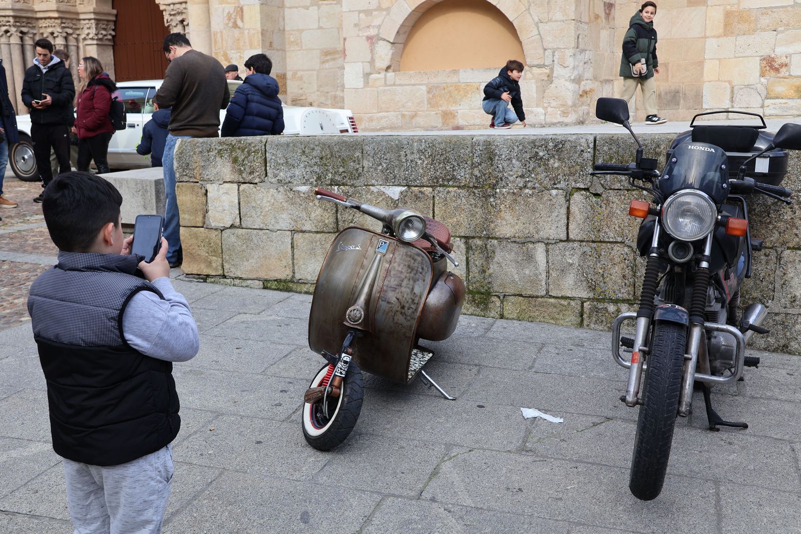 concentracion-de-coches-clasicos-en-la-plaza-mayor-15