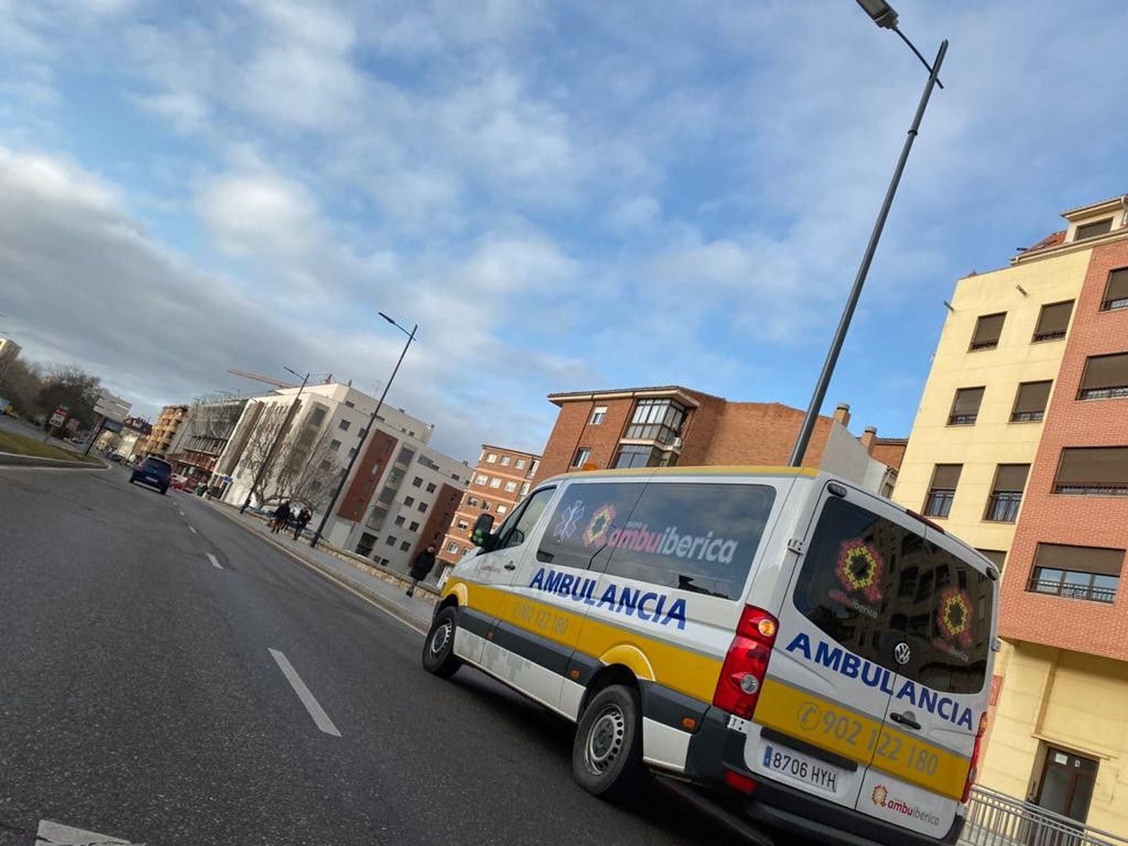 Una ambulancia en la Ronda de la Feria
