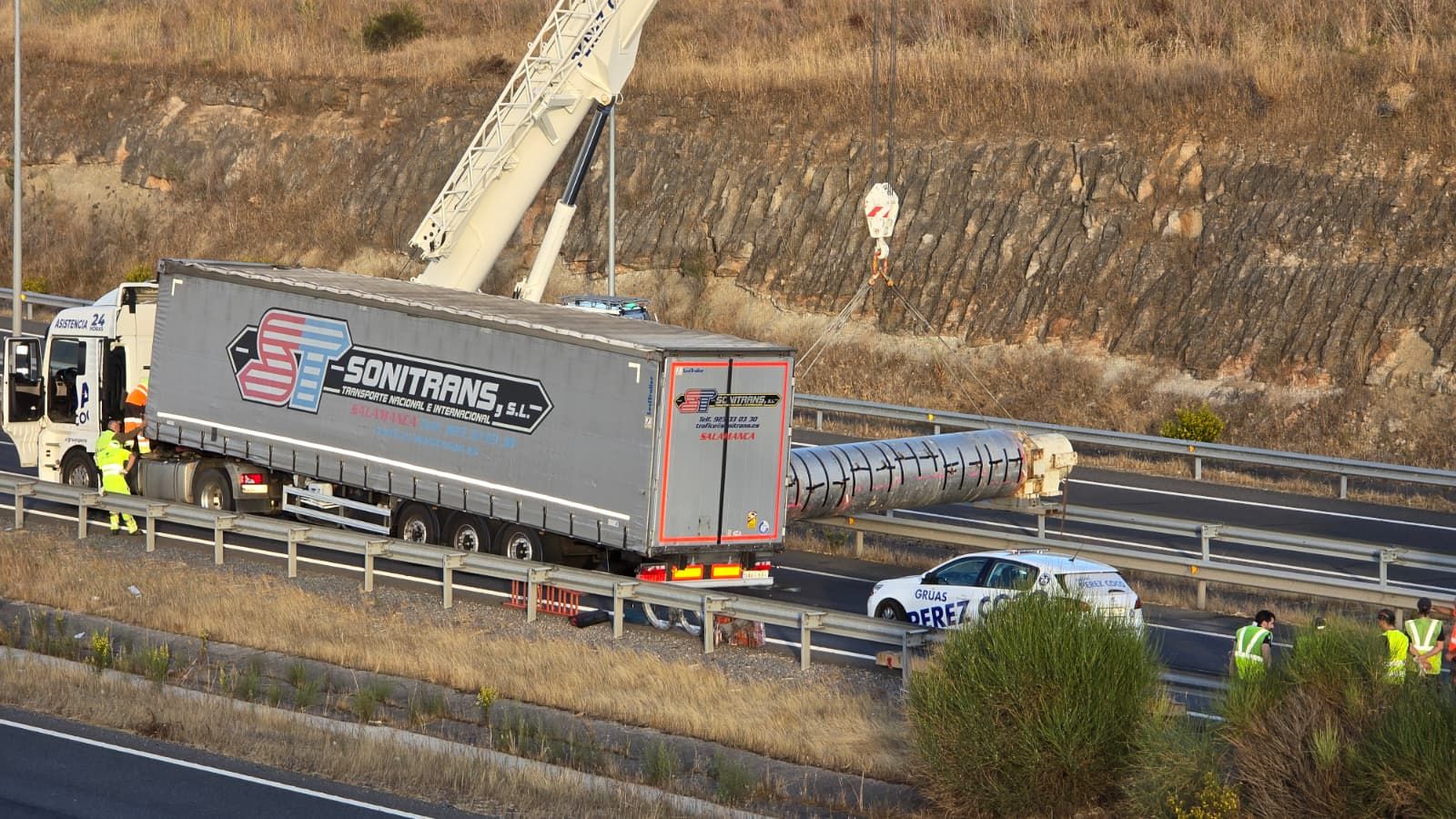 Un camión pierde en la carga en la A-62, a la altura del Helmántico