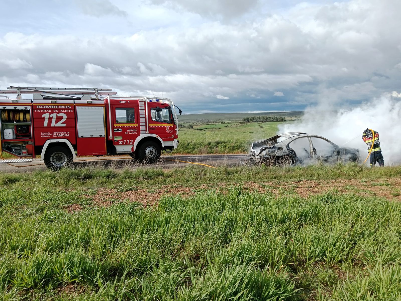 Un coche, pasto de las llamas en una carretera de la provincia de Zamora