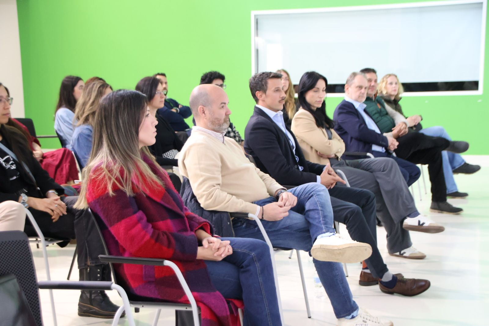 Entrega de diplomas de Centro de Alto Rendimiento Empresarial, Marketing con IA y Data Analytics de Empleo Joven