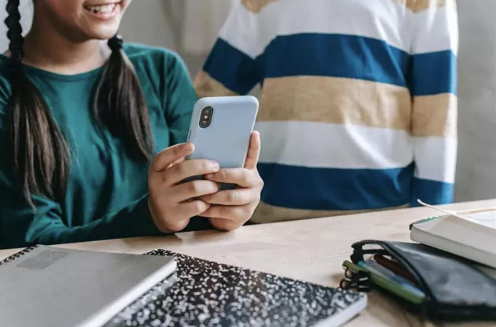 Niños utilizando un móvil | EUROPA PRESS