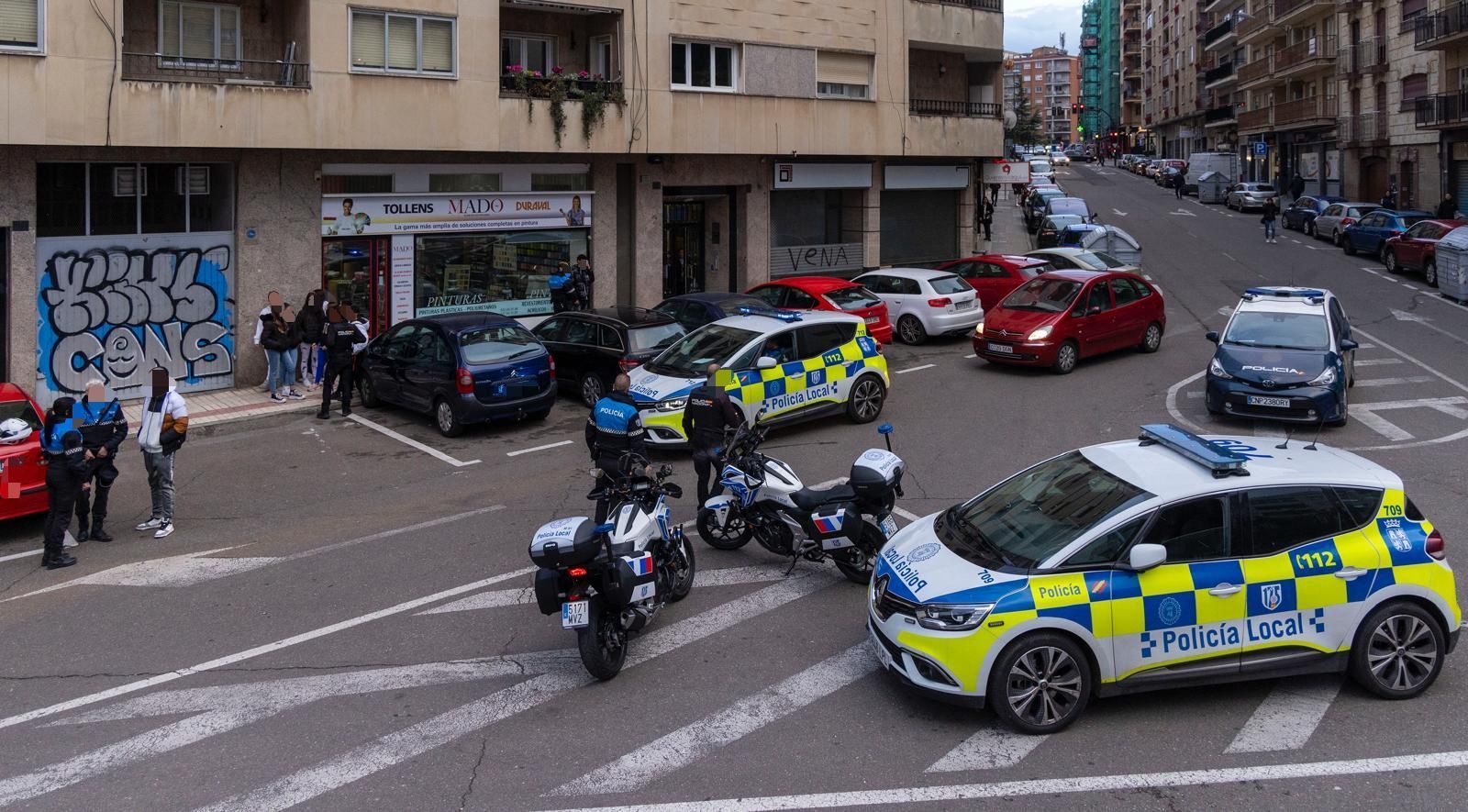 Despliegue policial, policia local y nacional en la pasarela de La Alamedilla Despliegue policial, policia local y nacional en la pasarela de La Alamedilla