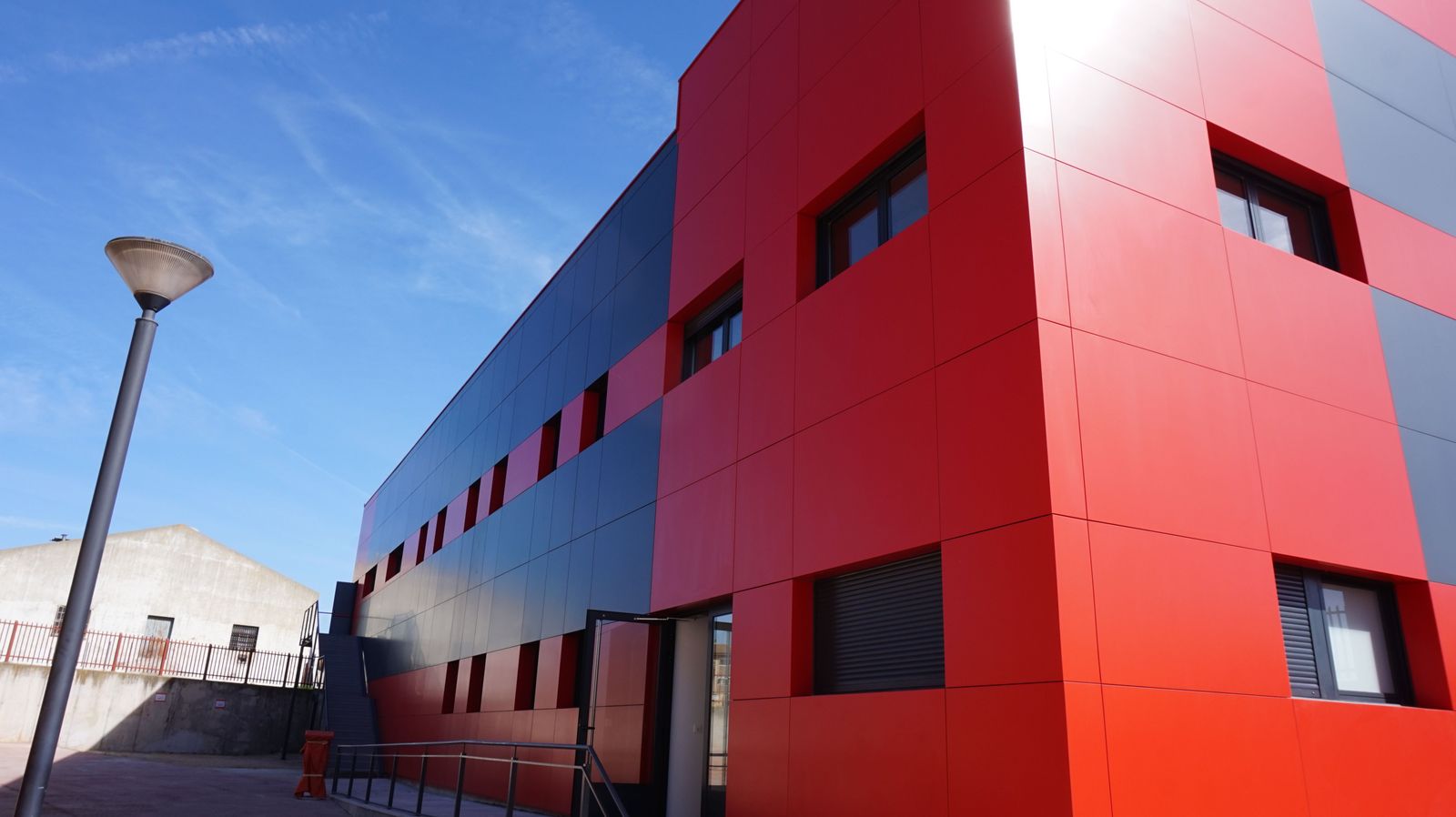 Carlos García Carbayo, y el presidente de Air Institute, Juan Manuel Corchado, firman el acuerdo de cesión del Centro de IoT e Inteligencia Artificia (48). Foto de archivo