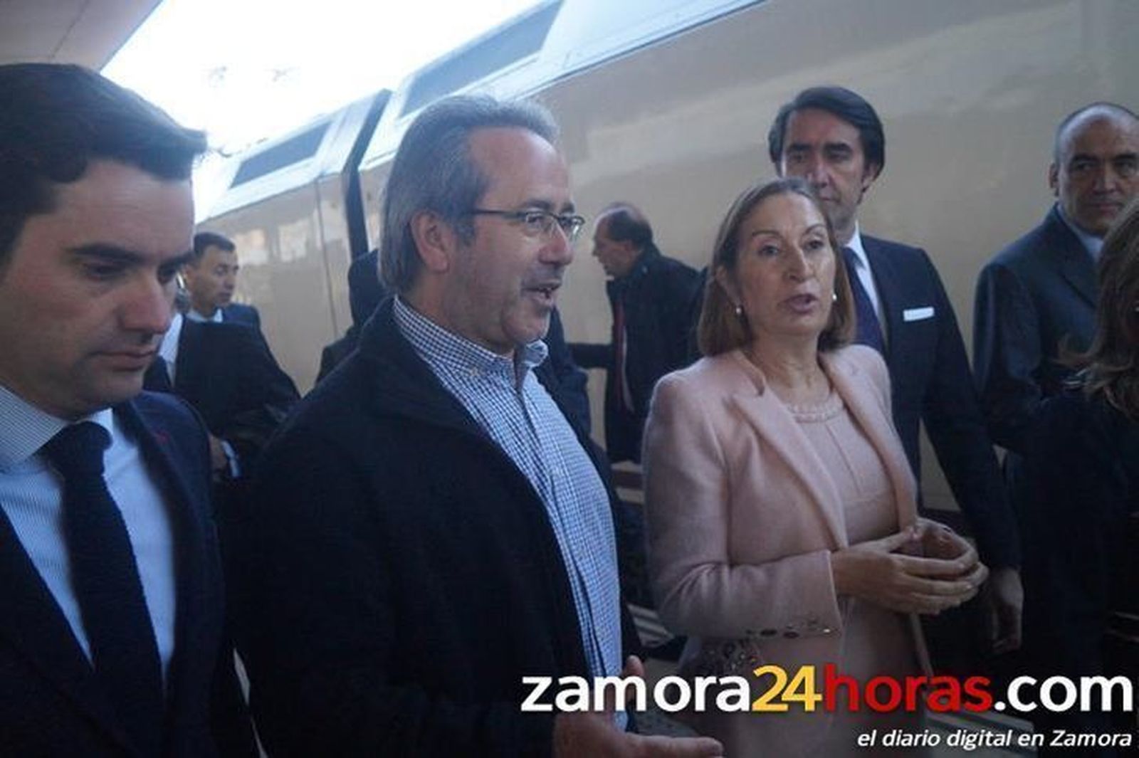 Guarido le entrega un sobre a la ministra con sus peticiones para el AVE y la estación Guarido le entrega un sobre a la ministra con sus peticiones para el AVE y la estación