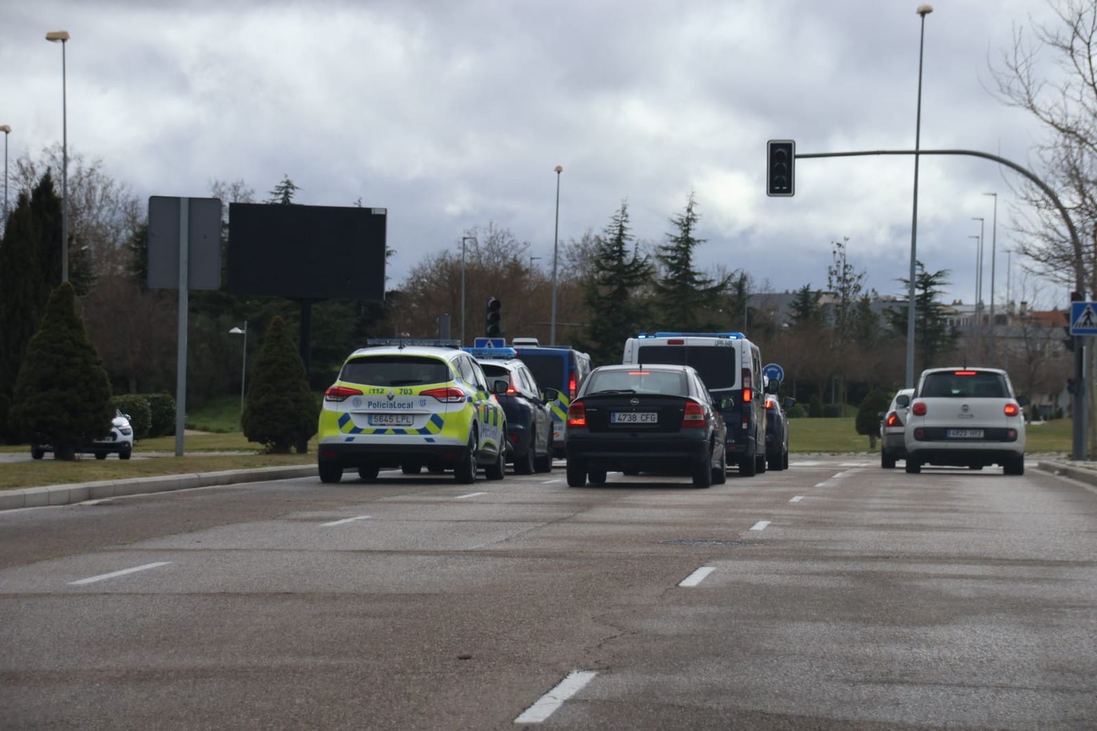 Policía local y Nacional llevándose al detenido que se fugó en la mañana de este jueves (1)