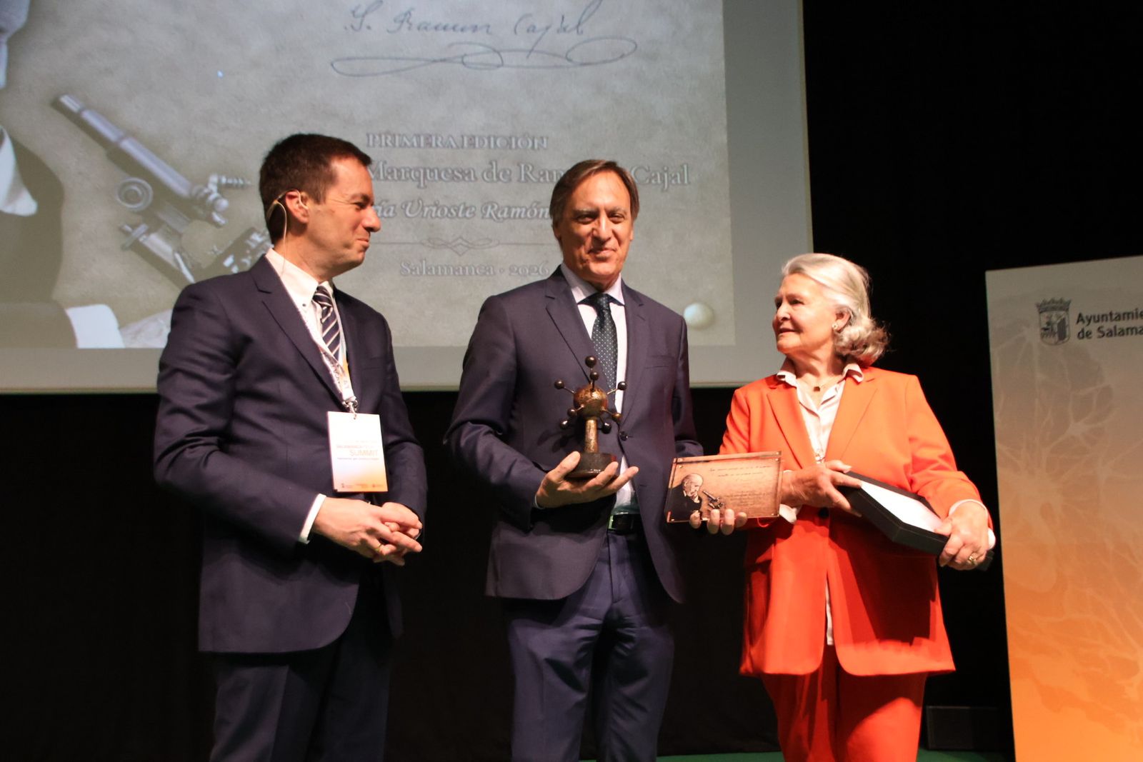 El alcalde de Salamanca, Carlos García Carbayo, recoge los Premios Santiago Ramón y Cajal en el marco de Salamanca Tech Summit