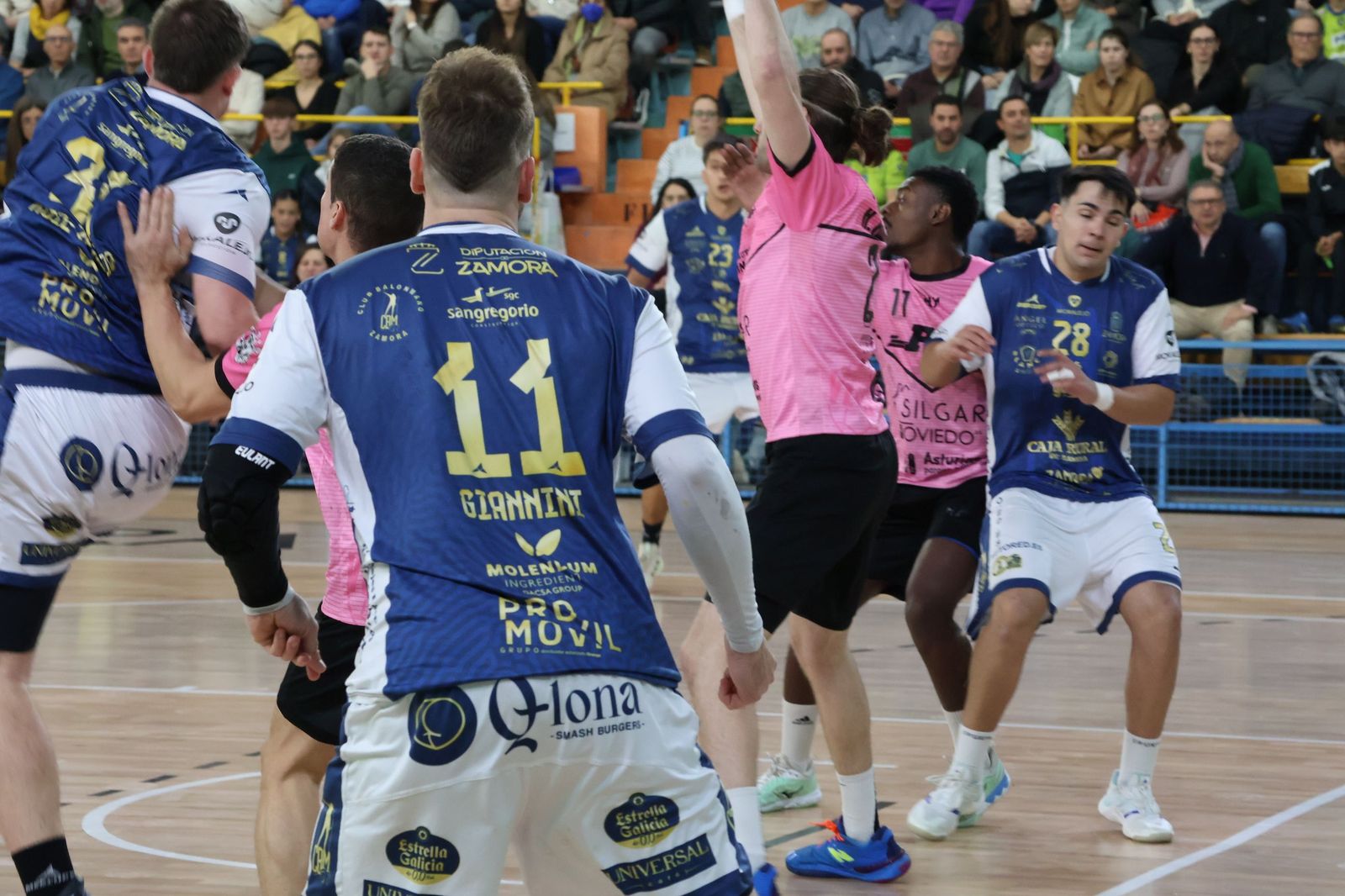 GALERÍA | El BM Zamora se juega consolidar el liderazgo frente a los asturianos del Auto-Center Principado Vetusta