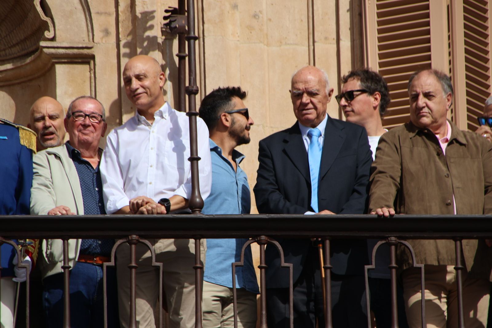 El alcalde de Salamanca, Carlos García Carbayo, recibe miembros y antiguos  miembros de la Escolta de Gran Gala de la Policía Local