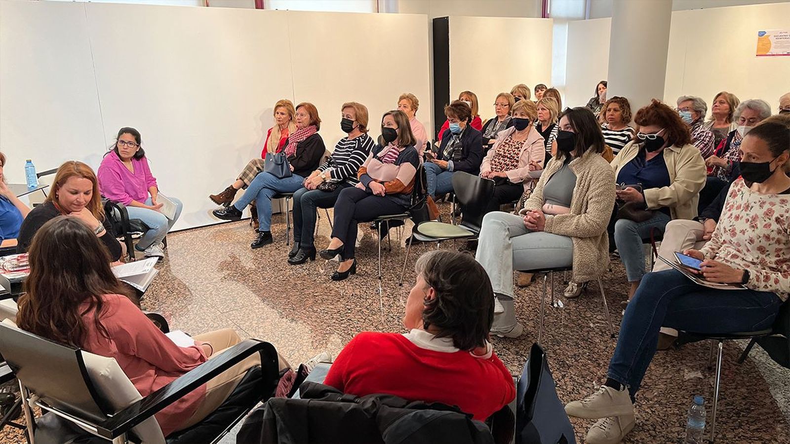 Una treintena de personas han acudido este martes al encuentro de escritoras salmantinas en la biblioteca de Peñaranda
