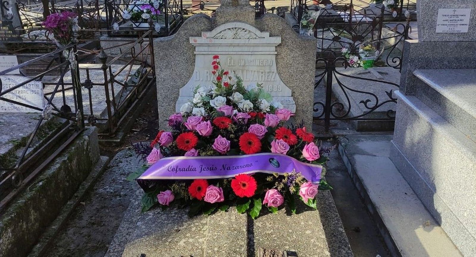 Imagen de las flores depositadas en la tumba de Ramón Álvarez