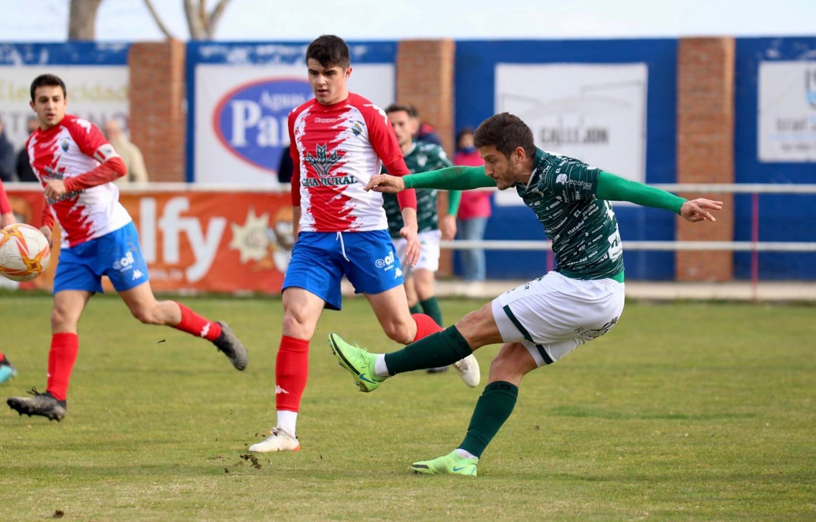 Toti, ante el Tordesillas FOTO CD GUIJUELO