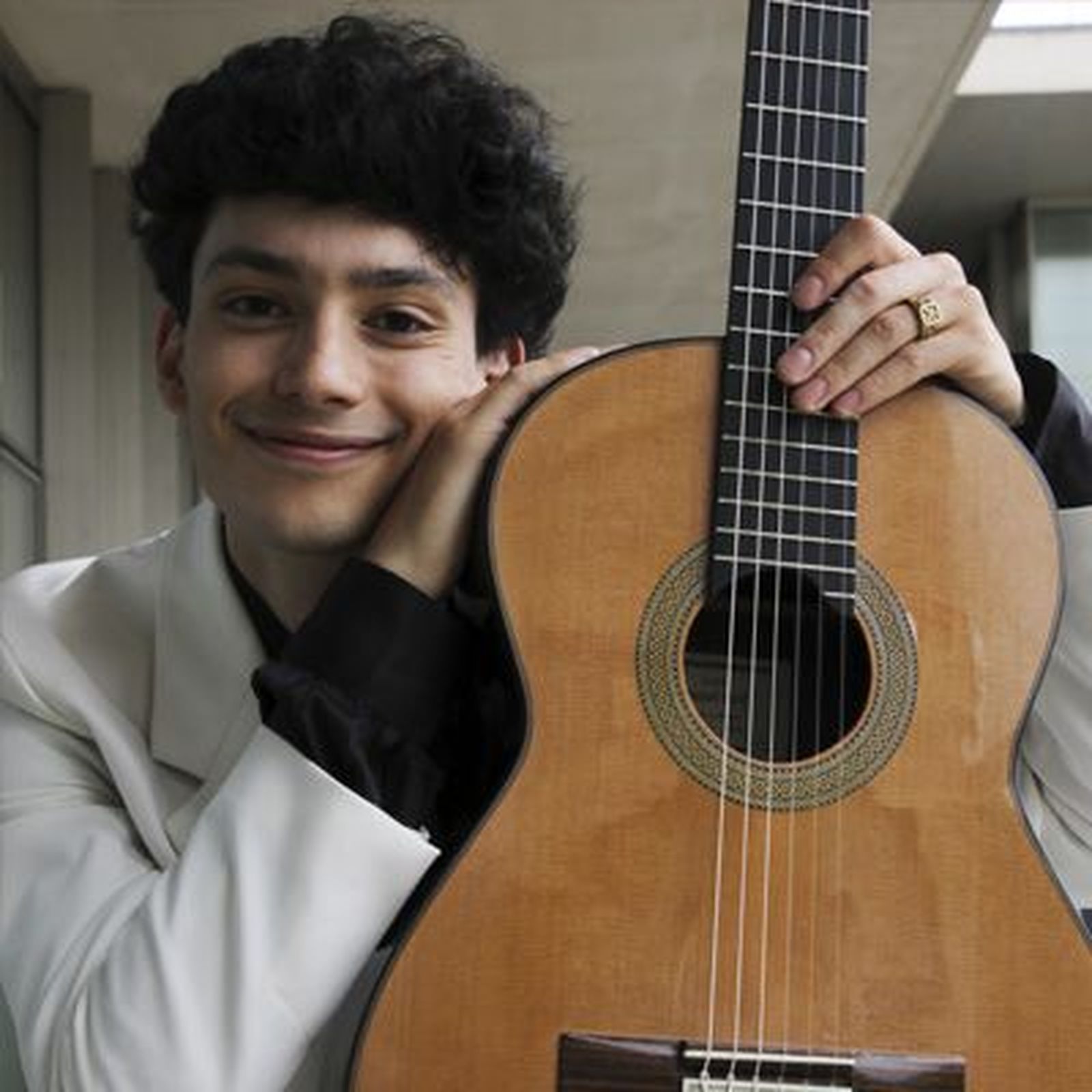 Sergio Piña con su guitarra
