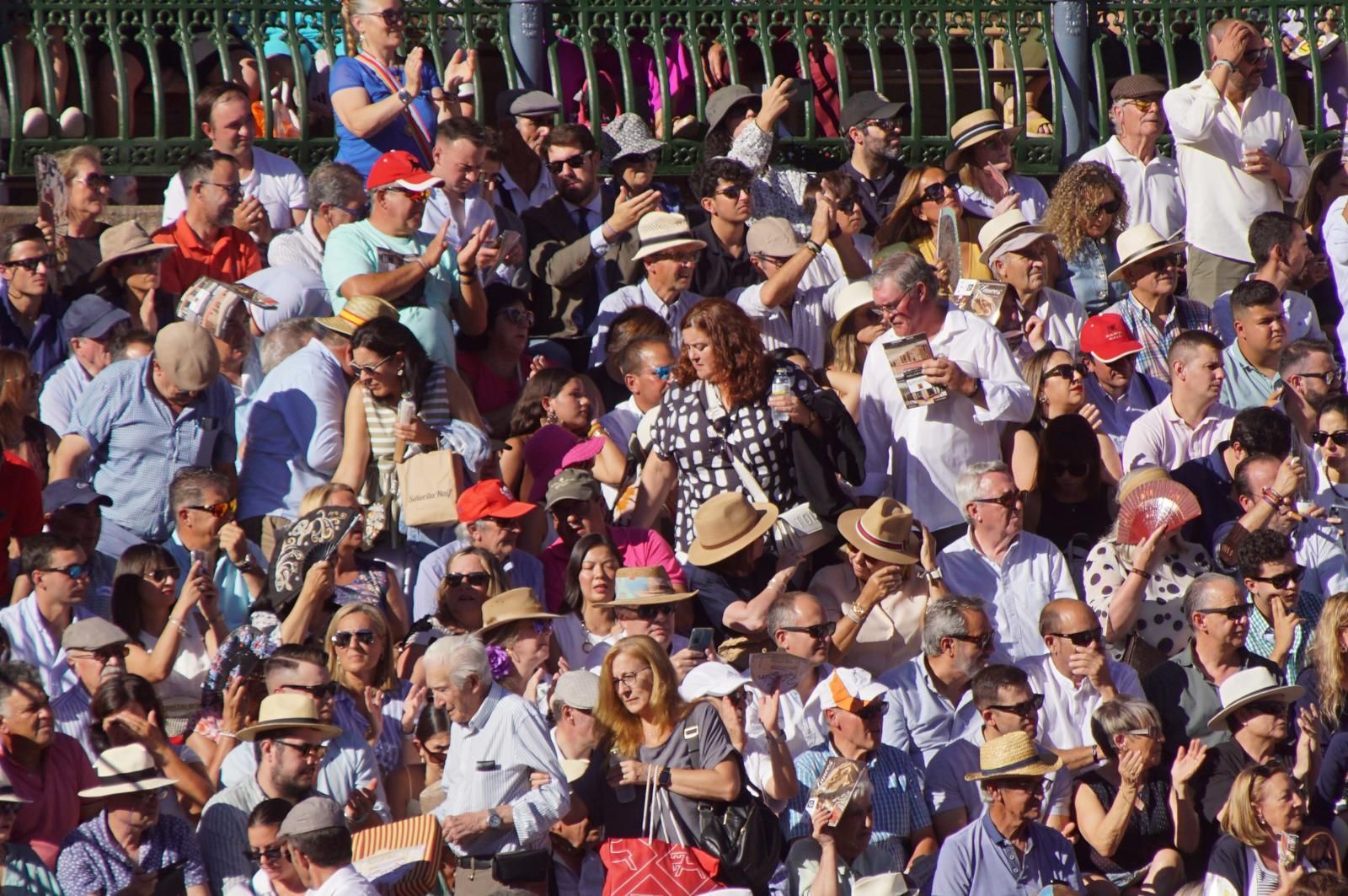 Así ha vivido la afición de La Glorieta el primer cartel de figuras de la feria: imágenes del ambiente en los tendidos y en el patio de cuadrillas