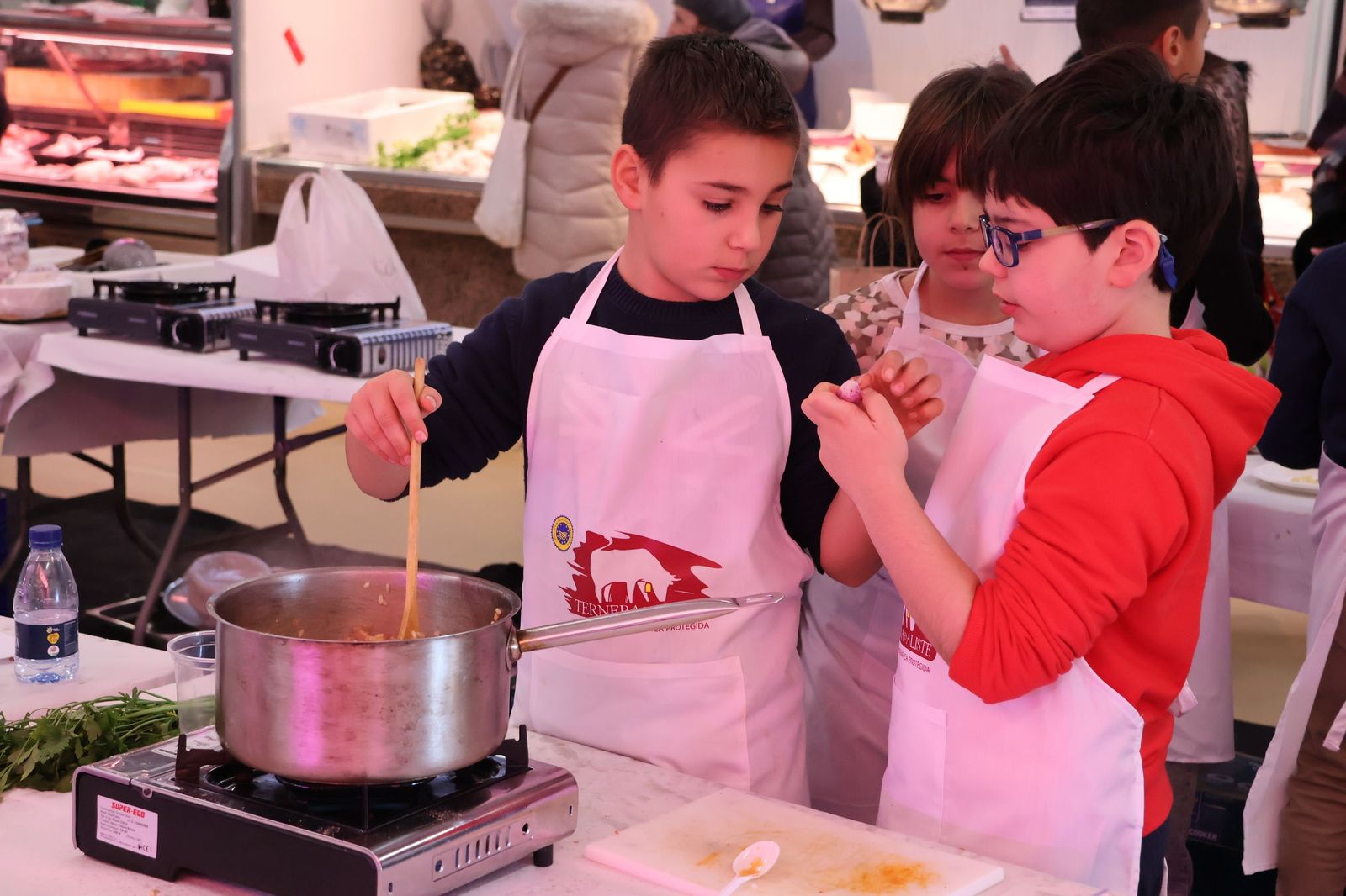 GALERÍA | Los niños descubren la gastronomía local mientras se divierten cocinando