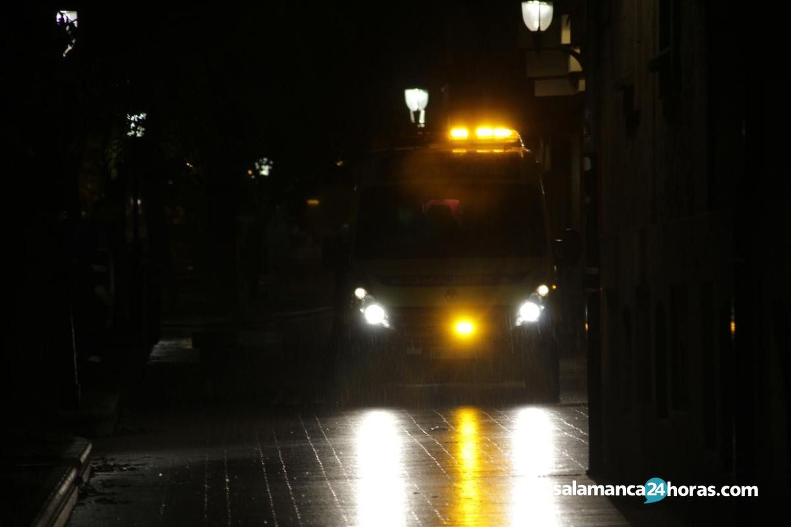 Ambulancia de noche. Foto de archivo