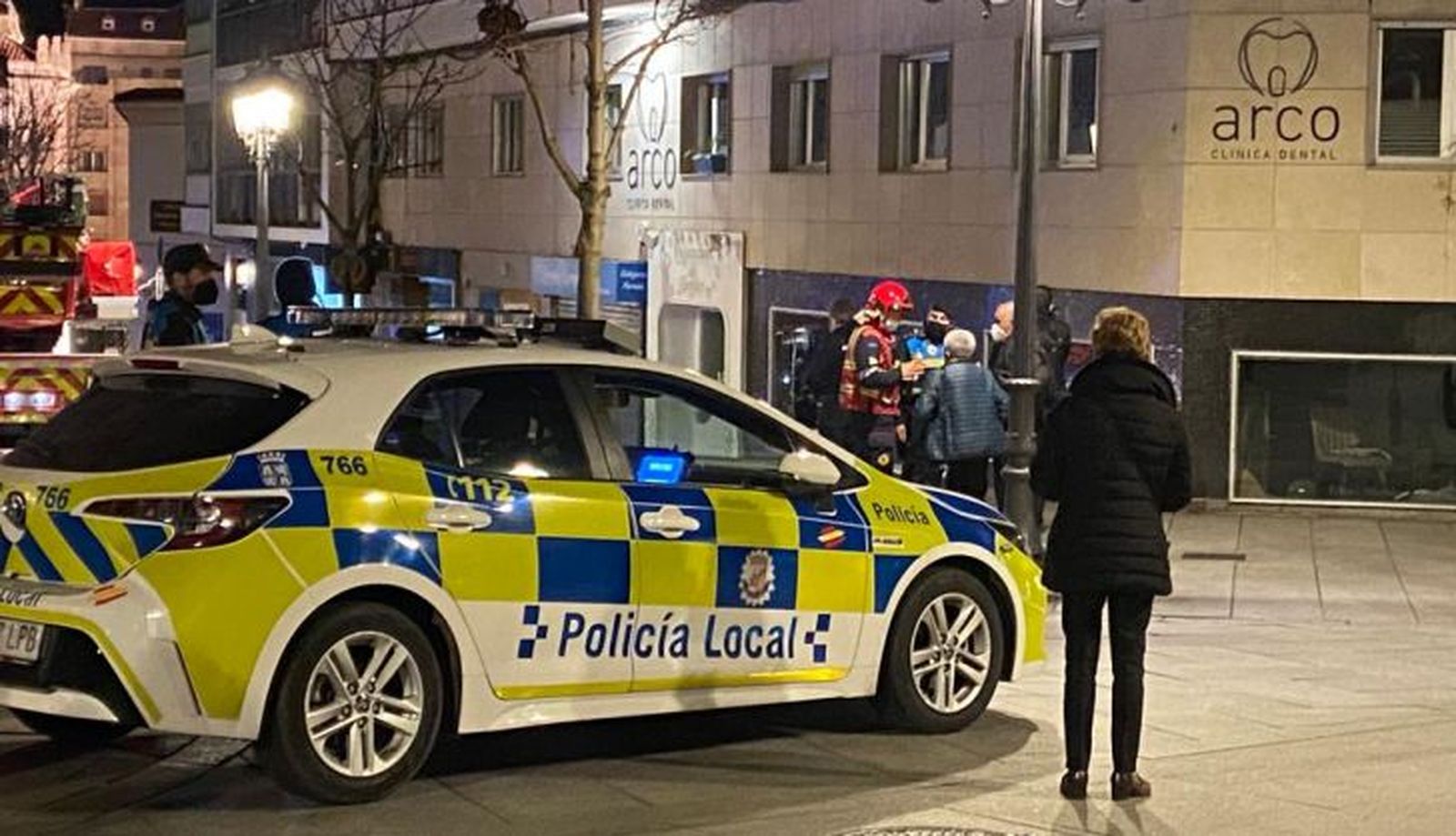 Amplio dispositivo para sofocar un incendio en una vivienda de la calle El Arco