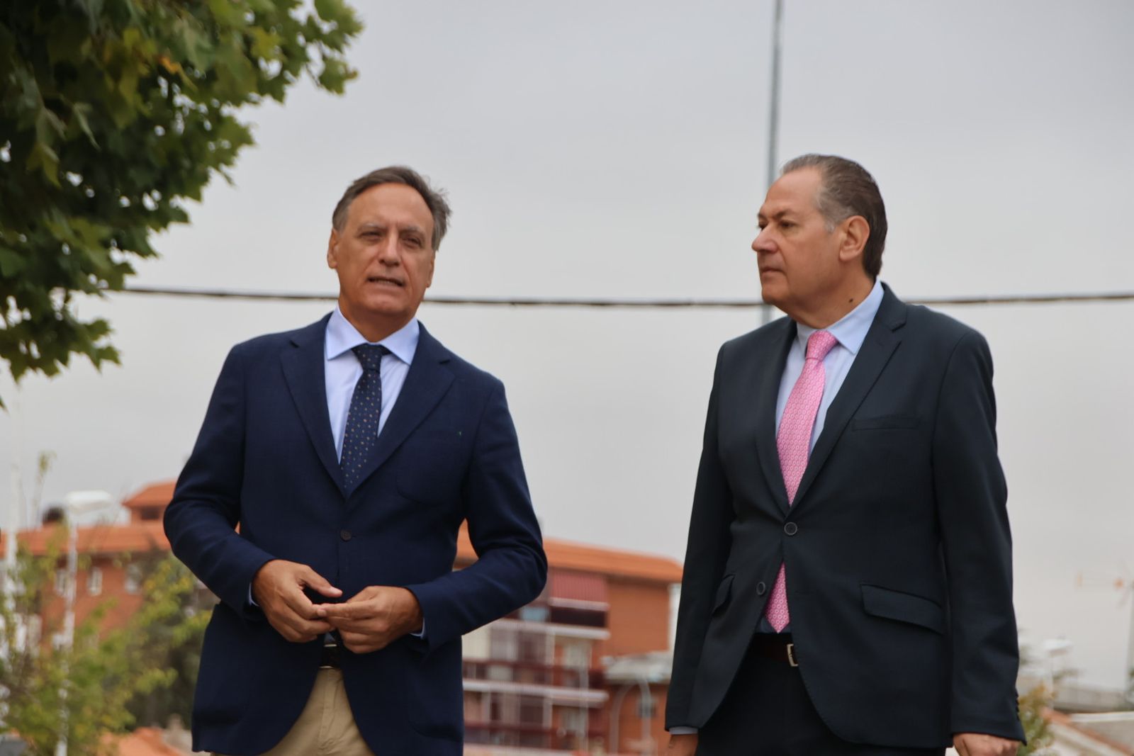 El alcalde de Salamanca, Carlos García Carbayo, visita las obras de urbanización del barrio La Vega