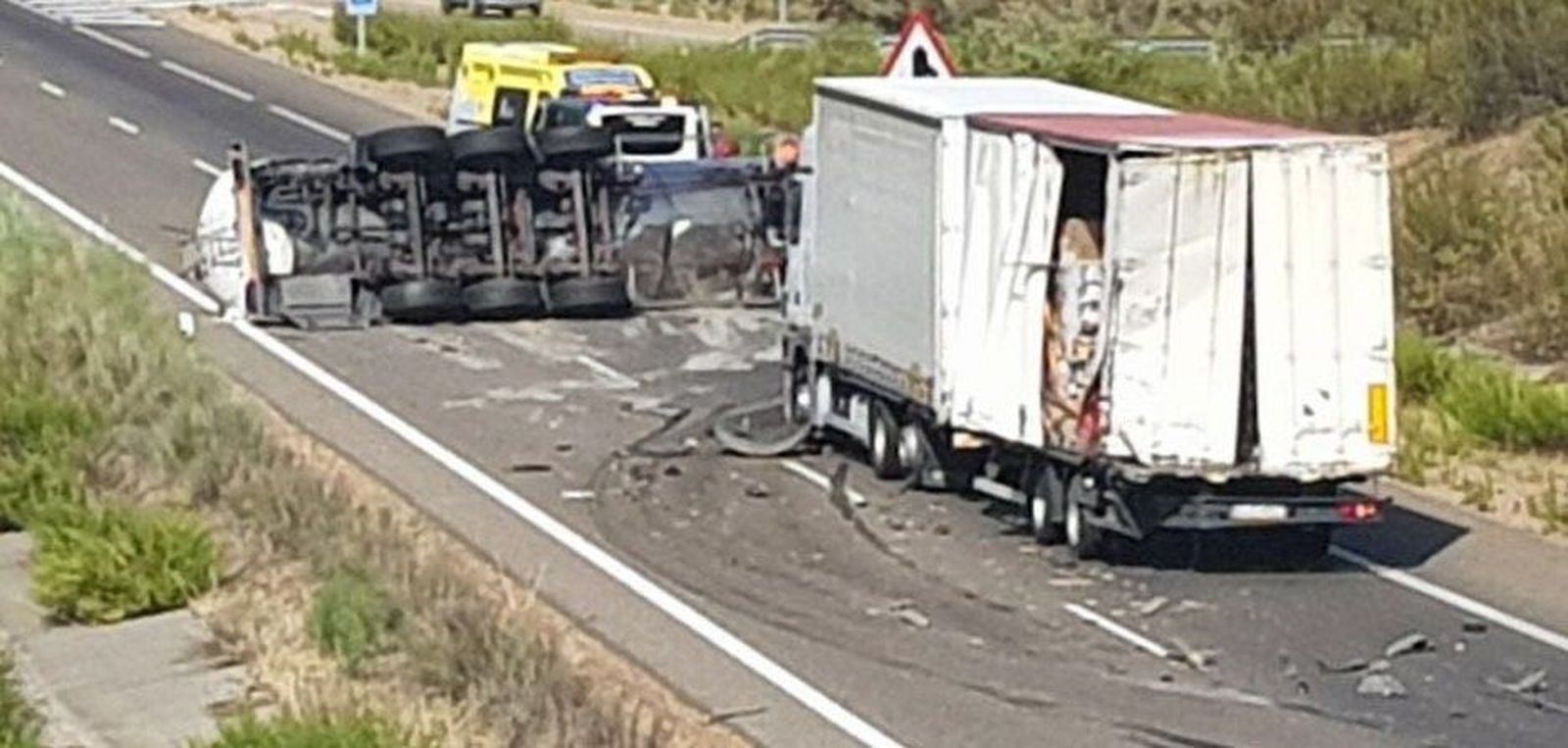 Cortada durante horas la autovía A-62 hacia Salamanca tras otro accidente por alcance entre dos camiones