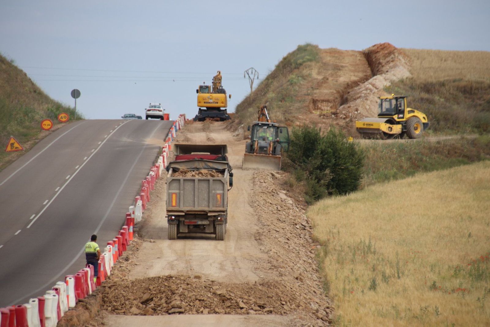 Carlos García Carbayo, visita junto al alcalde de Villamayor de Armuña, Ángel Luis Peralvo, las obras de construcción del carril bici y senda peatonal peatonal entre ambos municipios