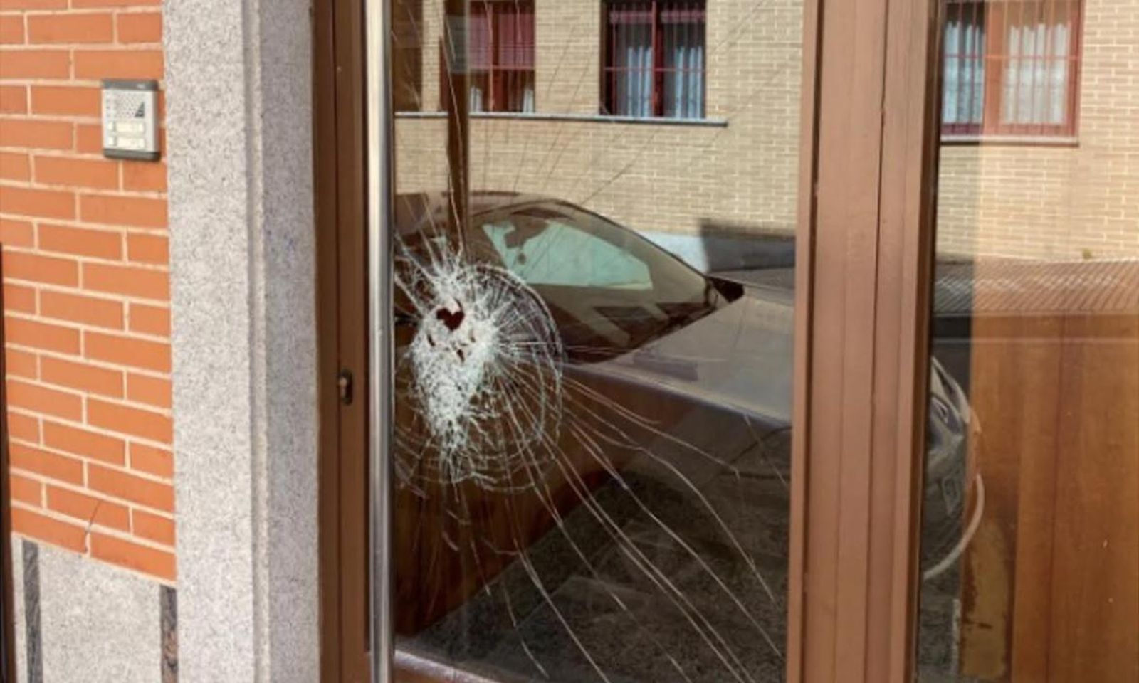 Policía Nacional detiene a un individuo por el robo de un patinete en un portal al que accedió tras romper el cristal de la puerta