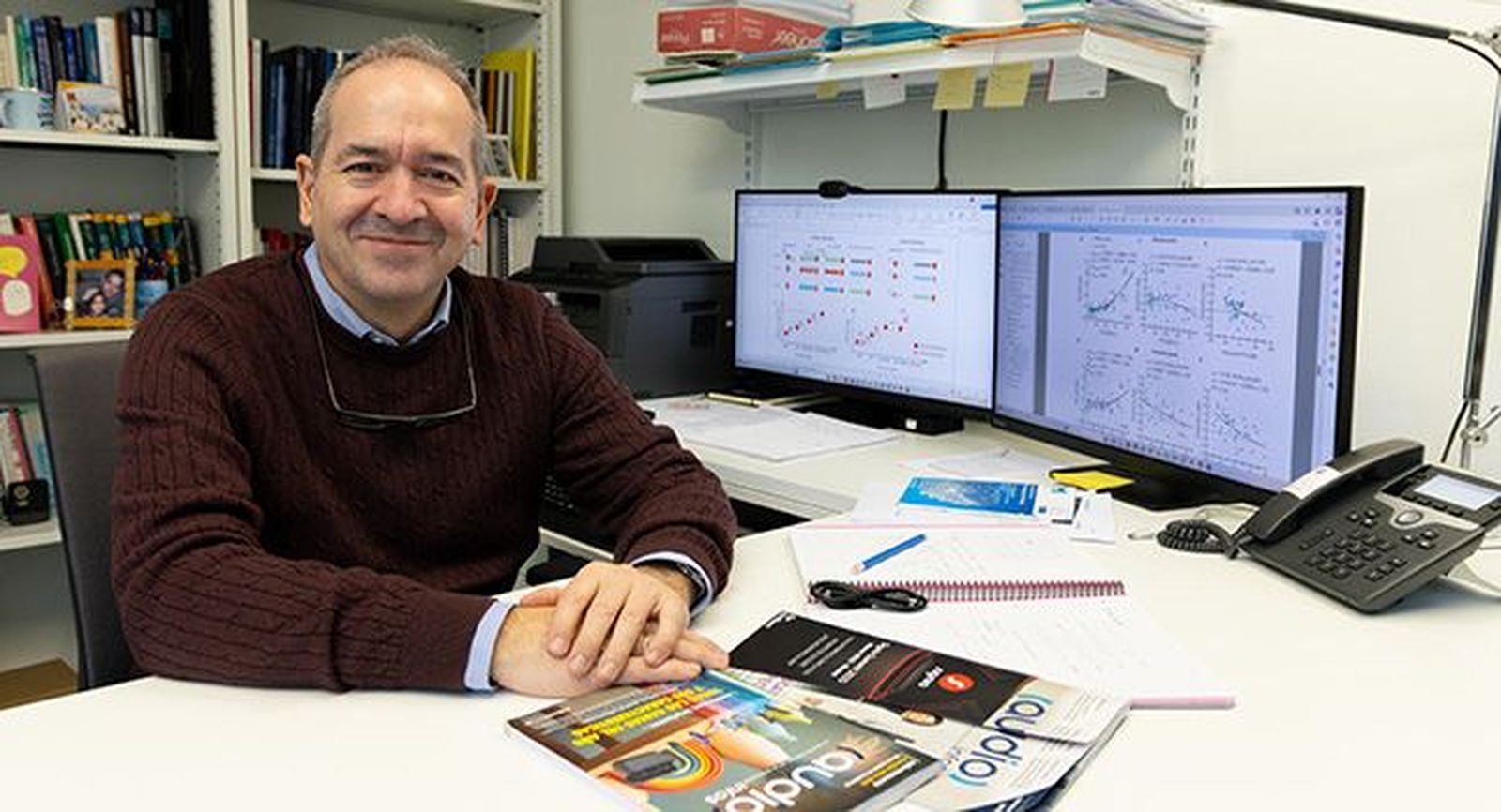 Enrique López-Poveda en su despacho del Instituto de Neurociencias de Castilla y León (INCYL). Foto Comunicación Universidad de Salamanca Enrique López-Poveda en su despacho del Instituto de Neurociencias de Castilla y León (INCYL). Foto Comunicación Universidad de Salamanca