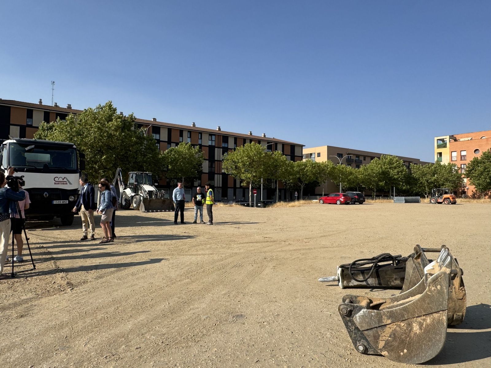 El alcalde de Salamanca, Carlos García Carbayo, visita las obras del nuevo aparcamiento gratuito en superficie del barrio El Zurguén