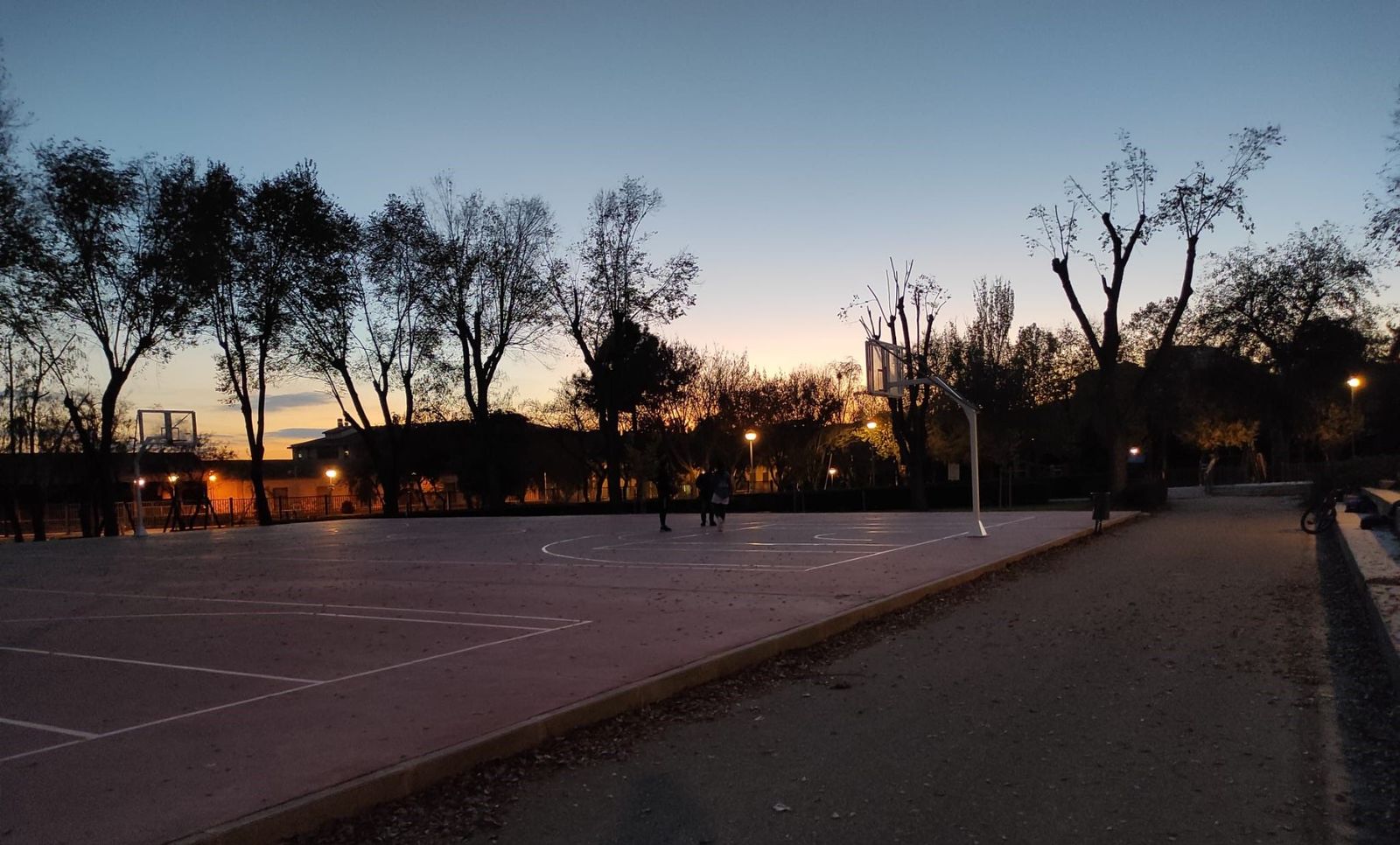 Iluminación en las pistas del parque de los Jesuitas pasadas las 18.00 horas. Foto SALAMANCA24HORAS (2) Iluminación en las pistas del parque de los Jesuitas pasadas las 18.00 horas. Foto SALAMANCA24HORAS (2)