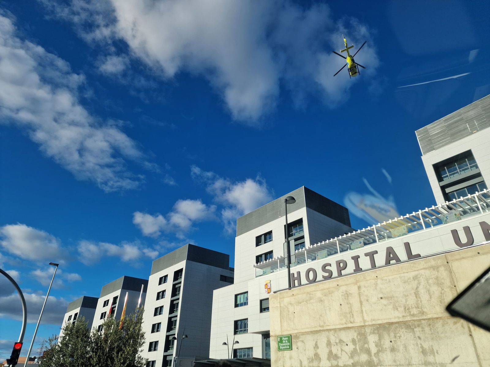 Hospital de Salamanca con un helicóptero. Archivo. S24H.